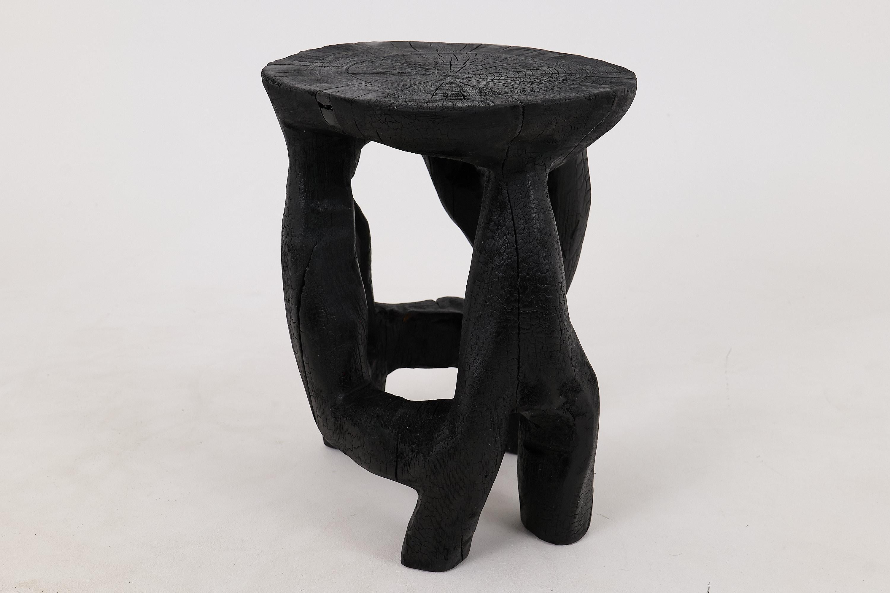 Logniture, Skulpturaler Beistelltisch aus Massivholz, geschliffenes schwarzes Holz, Satyrs im Angebot 5