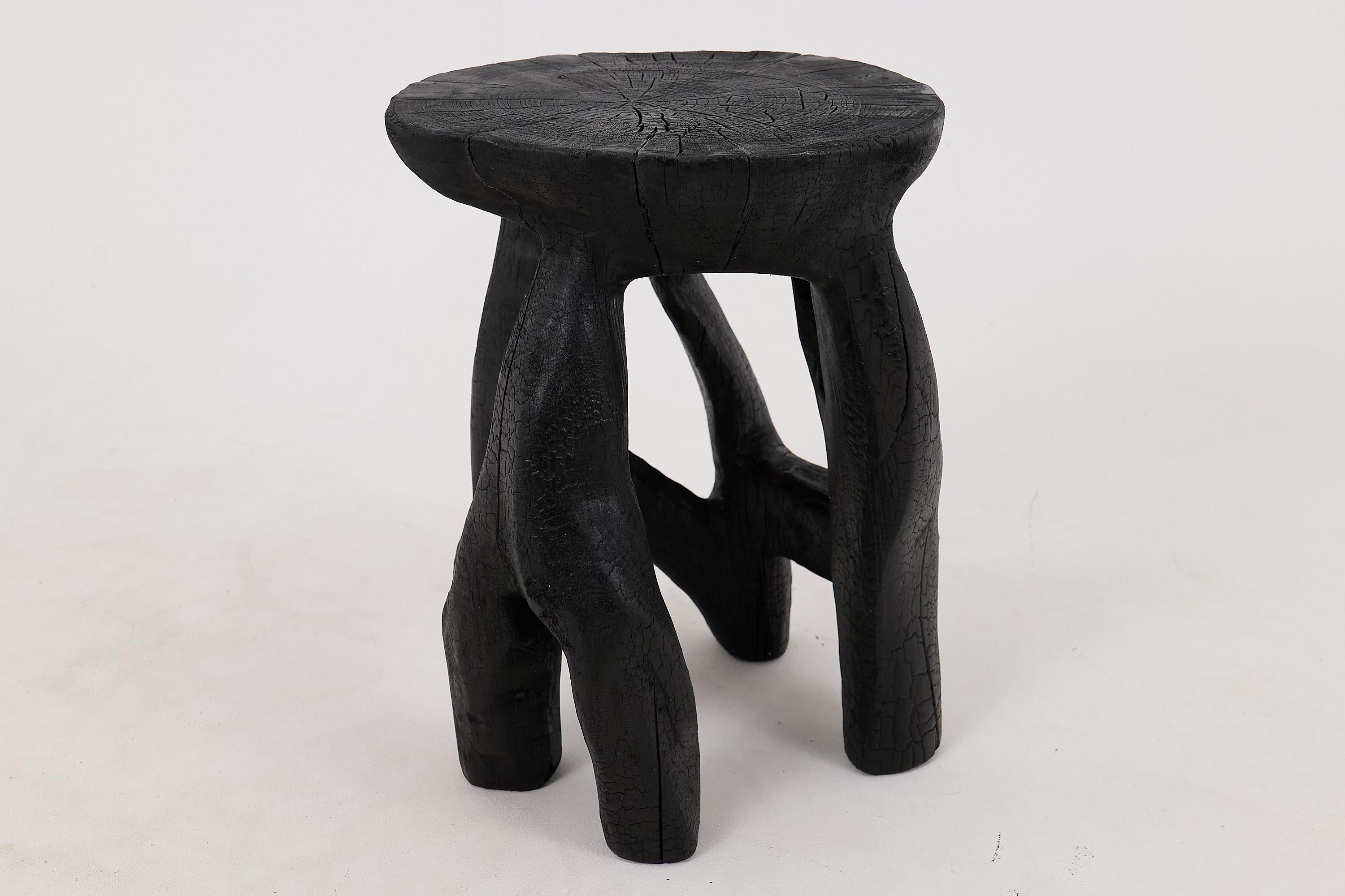 Logniture, Skulpturaler Beistelltisch aus Massivholz, geschliffenes schwarzes Holz, Satyrs im Angebot 6