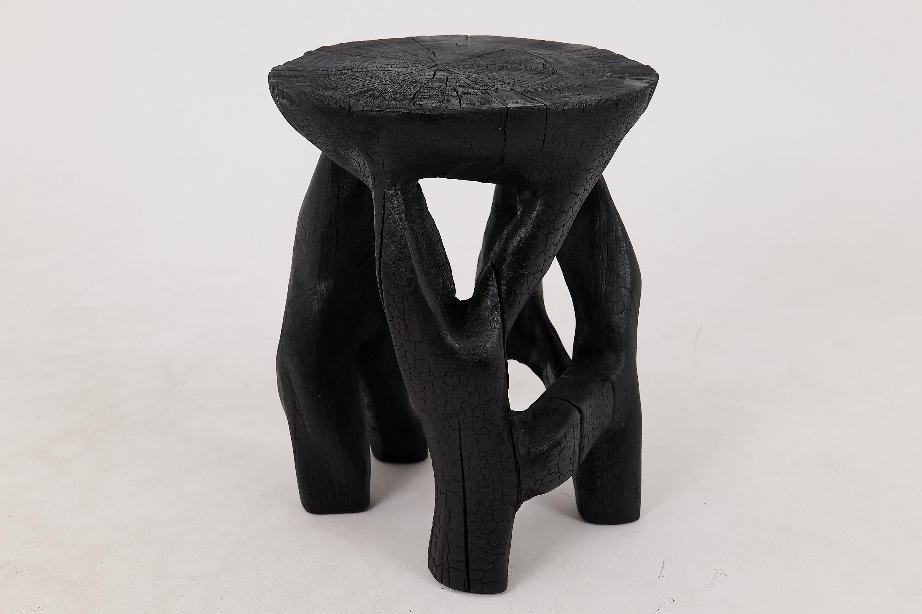 Logniture, Skulpturaler Beistelltisch aus Massivholz, geschliffenes schwarzes Holz, Satyrs im Angebot 7