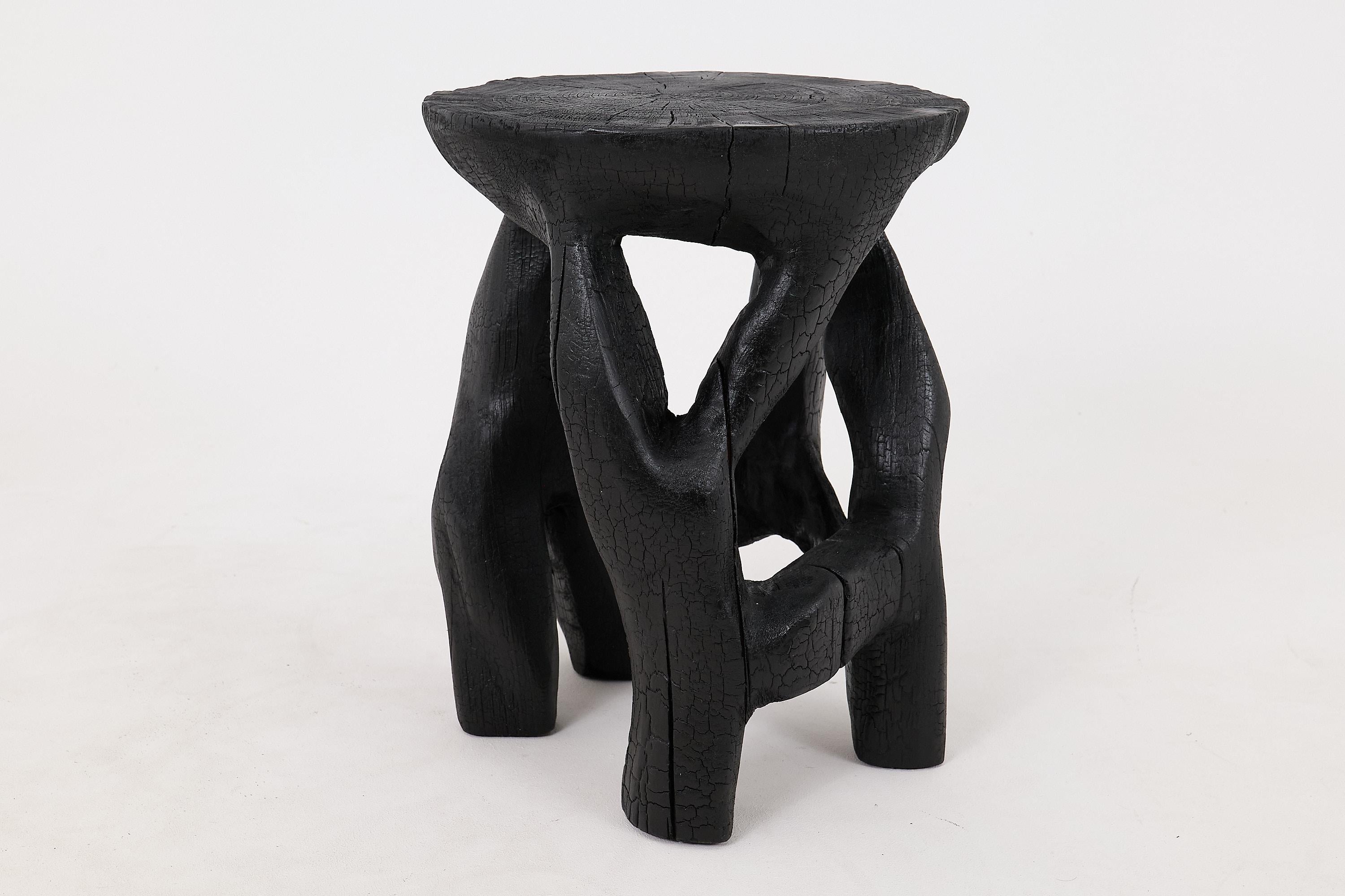 Einzigartige, mit der Kettensäge geschnitzte, funktionelle Holzskulptur, die als multifunktionales Stück, wie z.B. als Tabouret, Beistelltisch, Nachttisch oder sogar als Sockel für Ihre Kunst verwendet werden kann. Geschnitzt aus einem einzigen