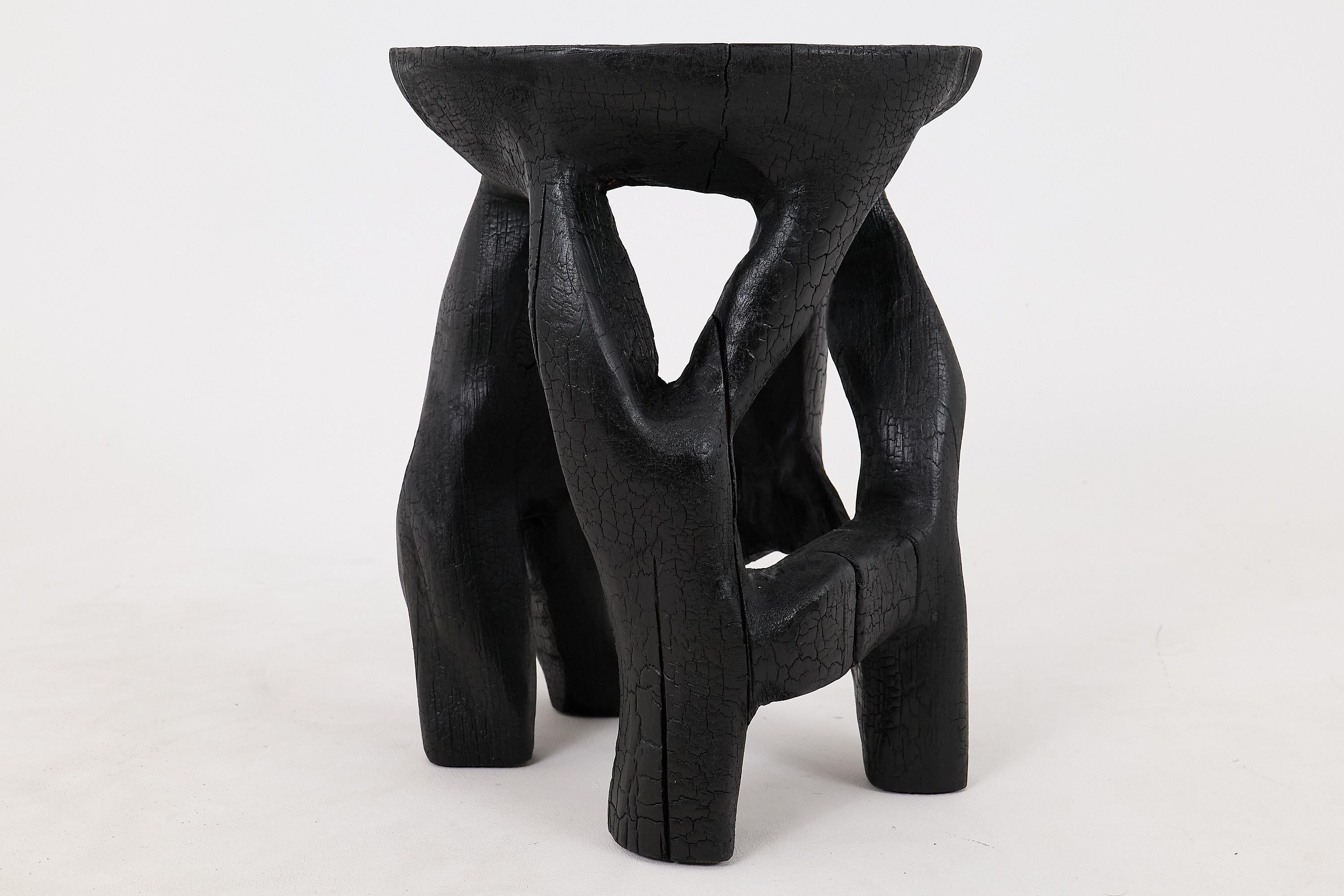 Logniture, Skulpturaler Beistelltisch aus Massivholz, geschliffenes schwarzes Holz, Satyrs (Brutalismus) im Angebot