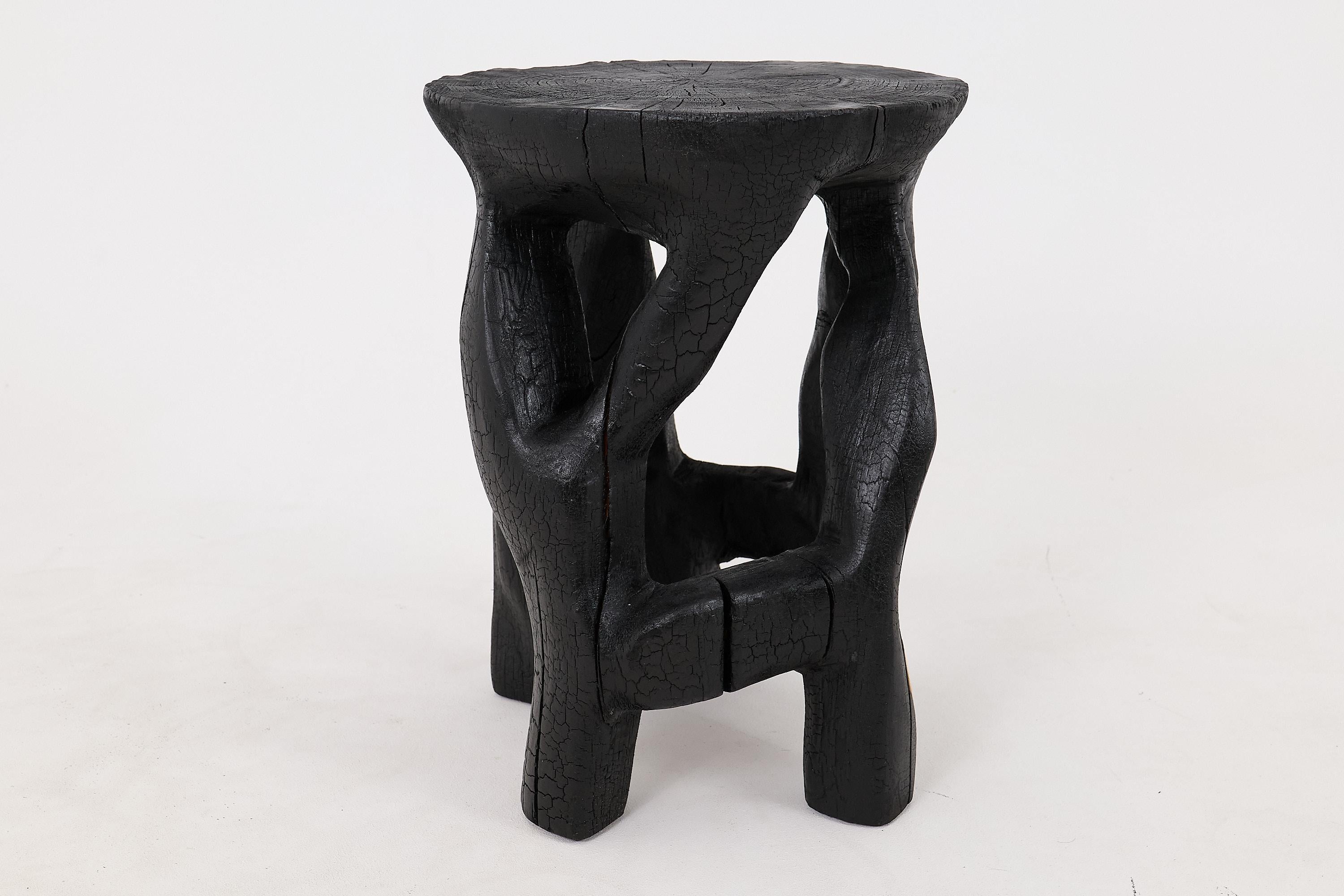Logniture, Skulpturaler Beistelltisch aus Massivholz, geschliffenes schwarzes Holz, Satyrs (Kroatisch) im Angebot