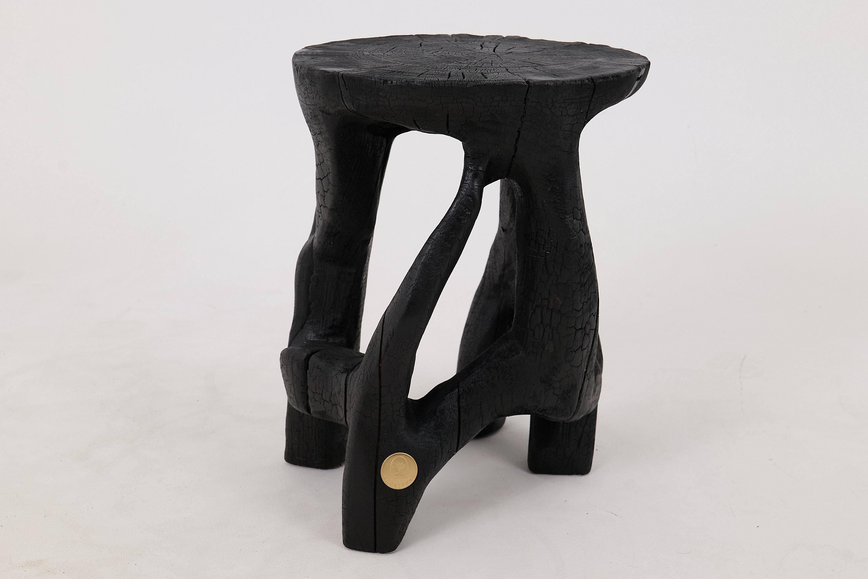 Logniture, Skulpturaler Beistelltisch aus Massivholz, geschliffenes schwarzes Holz, Satyrs im Angebot 1