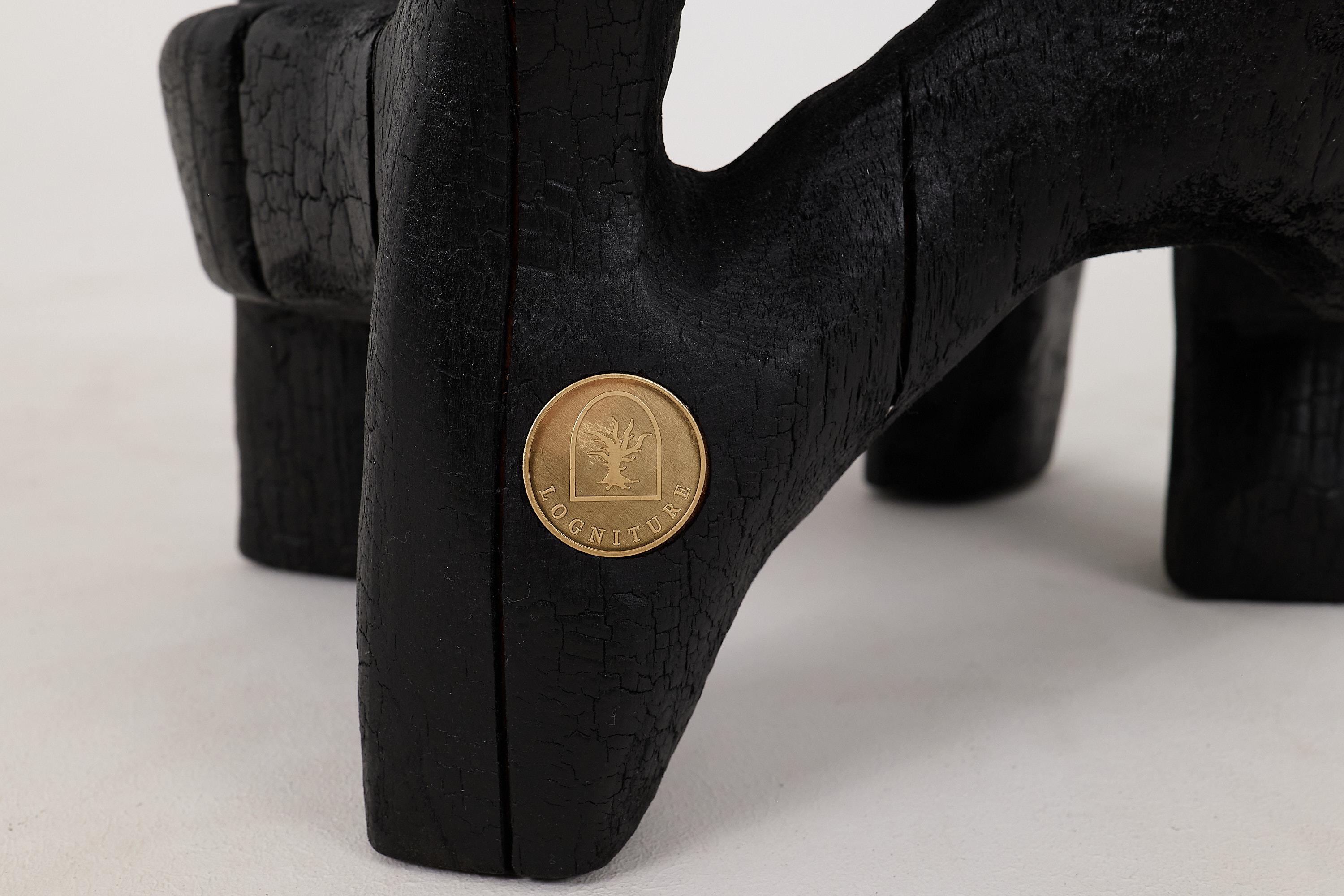 Logniture, Skulpturaler Beistelltisch aus Massivholz, geschliffenes schwarzes Holz, Satyrs im Angebot 2