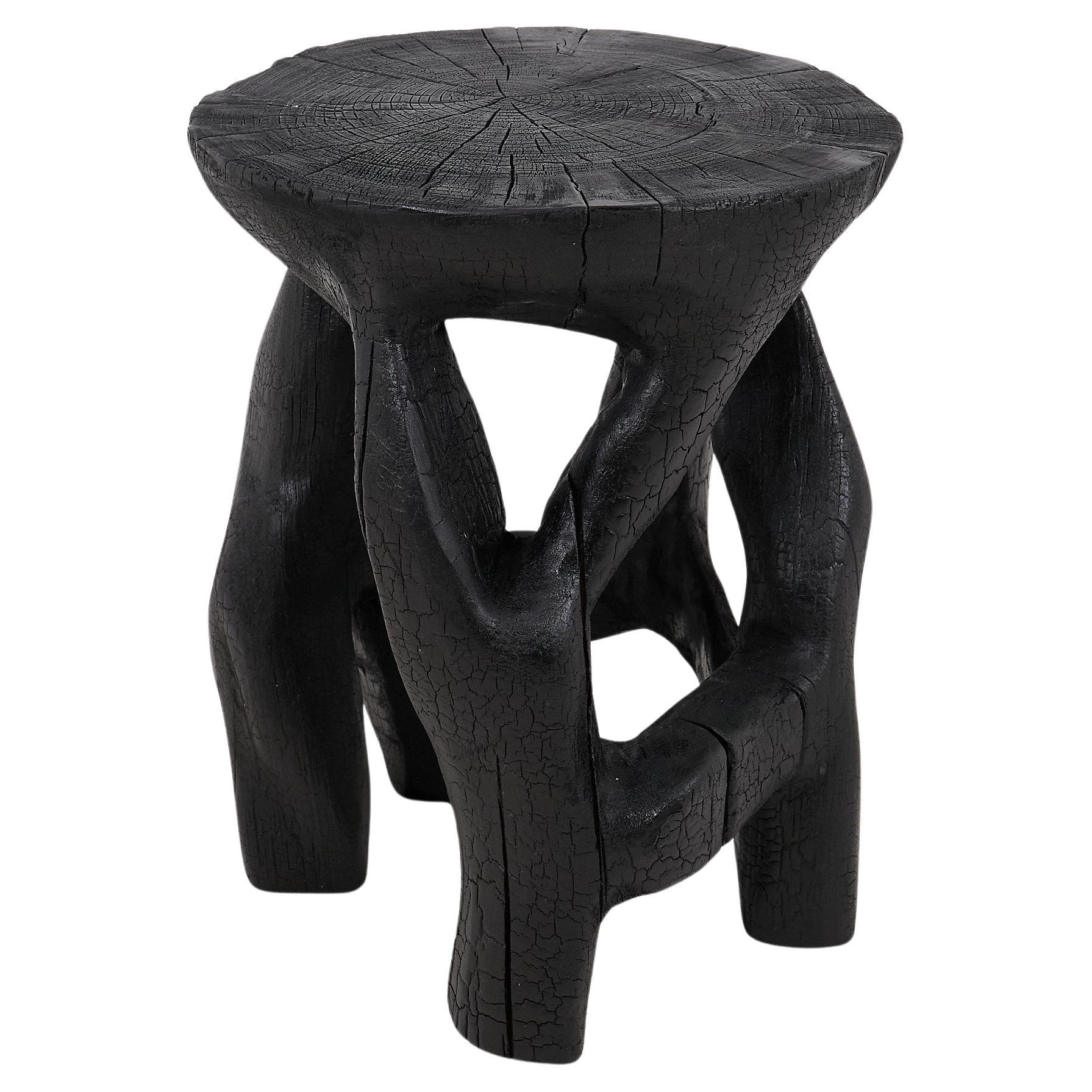 Logniture, Skulpturaler Beistelltisch aus Massivholz, geschliffenes schwarzes Holz, Satyrs im Angebot