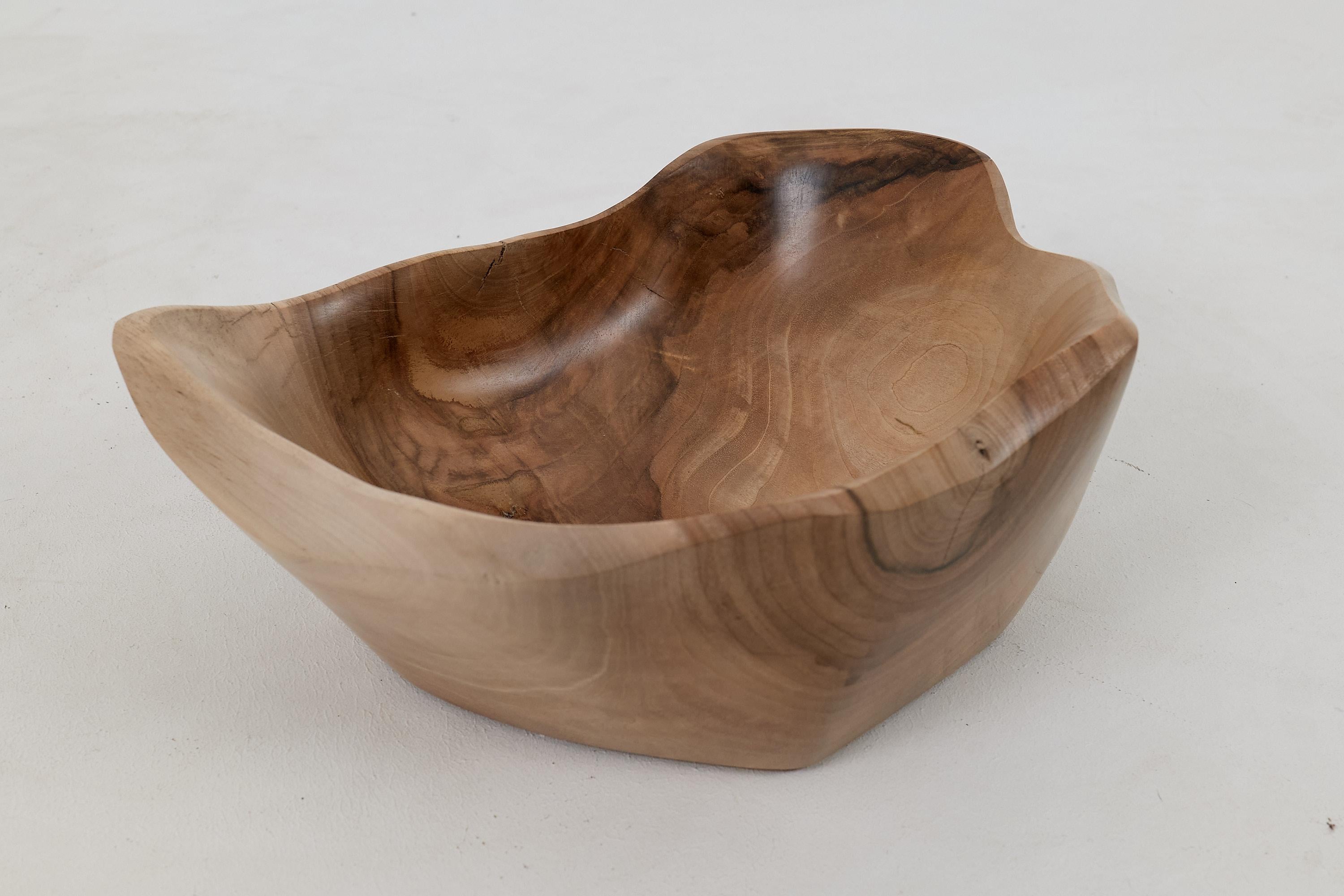 Elevate your home decor with our stunning carved walnut bowl, a true testament to artisanal craftsmanship. This bowl features a gracefully curved shape, making it not only a practical serving piece but also a striking decorative element. Handcrafted