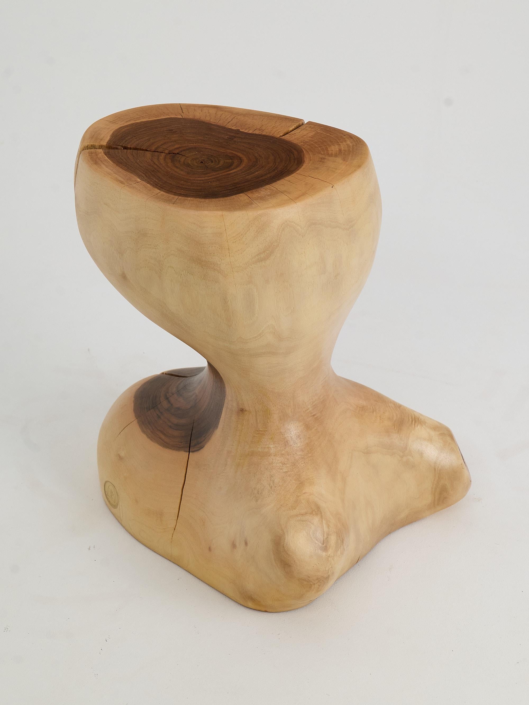 Logniture, Mesa Auxiliar Escultórica de Madera Maciza de Nogal, Original Diseño Contemporáneo en venta 3