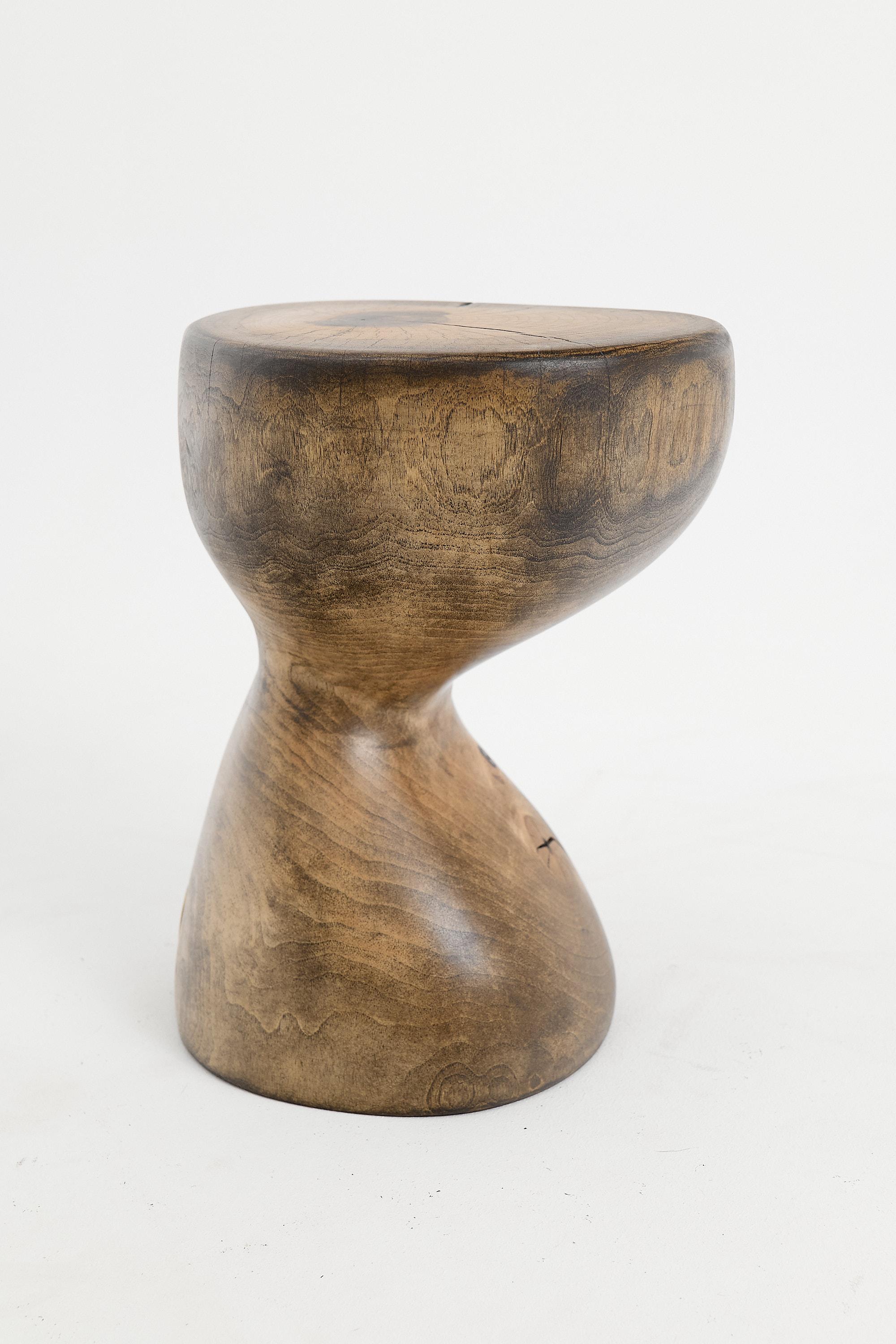 Logniture, Mesa Auxiliar Escultórica de Madera Maciza de Nogal, Original Diseño Contemporáneo en venta 3