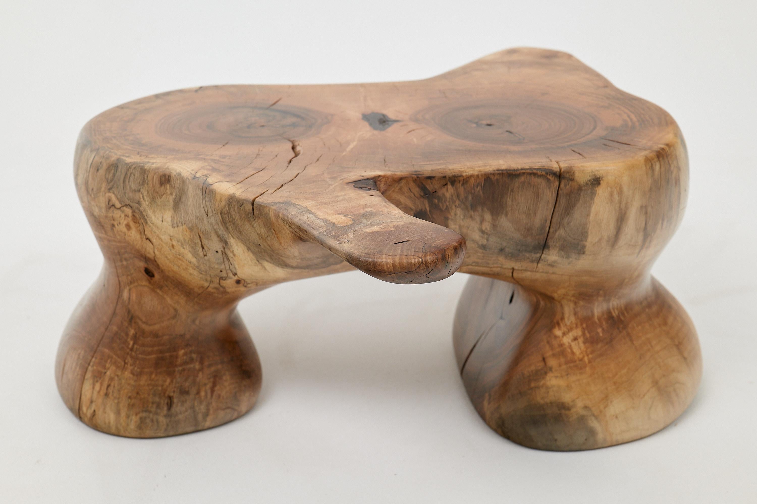 Logniture, Mesa Auxiliar Escultórica de Madera Maciza de Nogal, Original Diseño Contemporáneo en venta 3