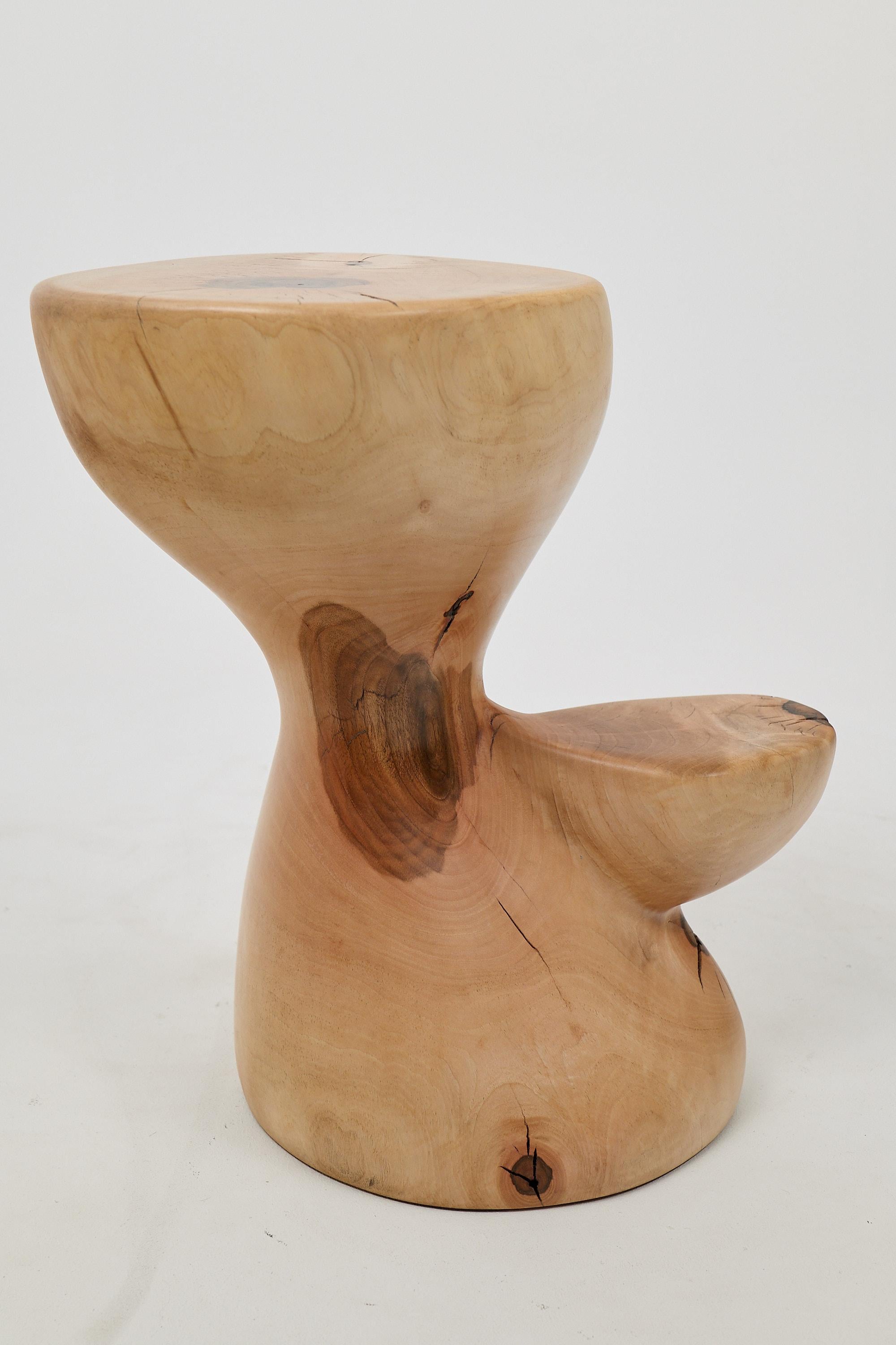 Logniture, Mesa Auxiliar Escultórica de Madera Maciza de Nogal, Original Diseño Contemporáneo en venta 3