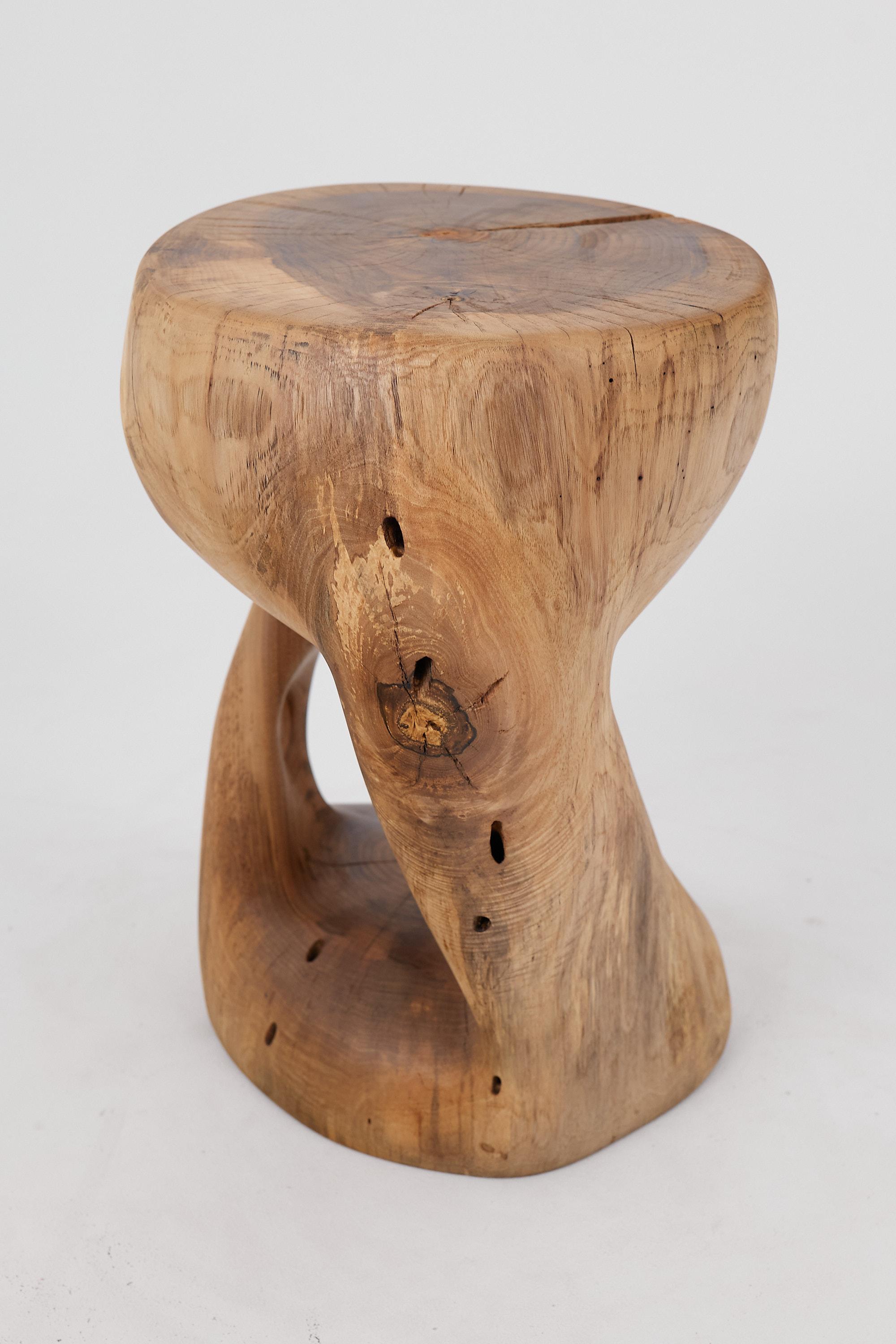 Logniture, Mesa Auxiliar Escultórica de Madera Maciza de Nogal, Original Diseño Contemporáneo 3