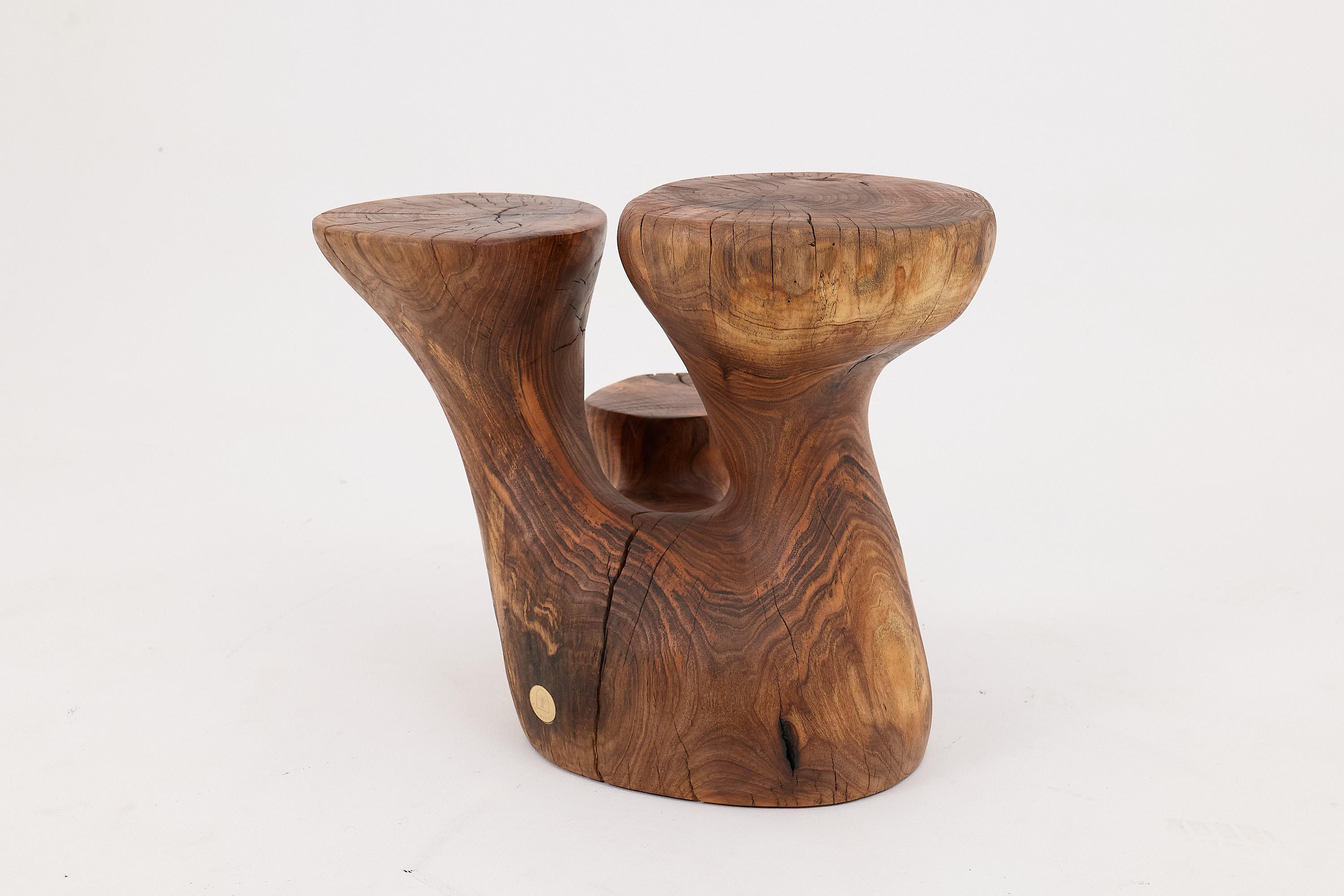 Logniture, table d'appoint sculpturale en bois massif de noyer, design contemporain original en vente 2