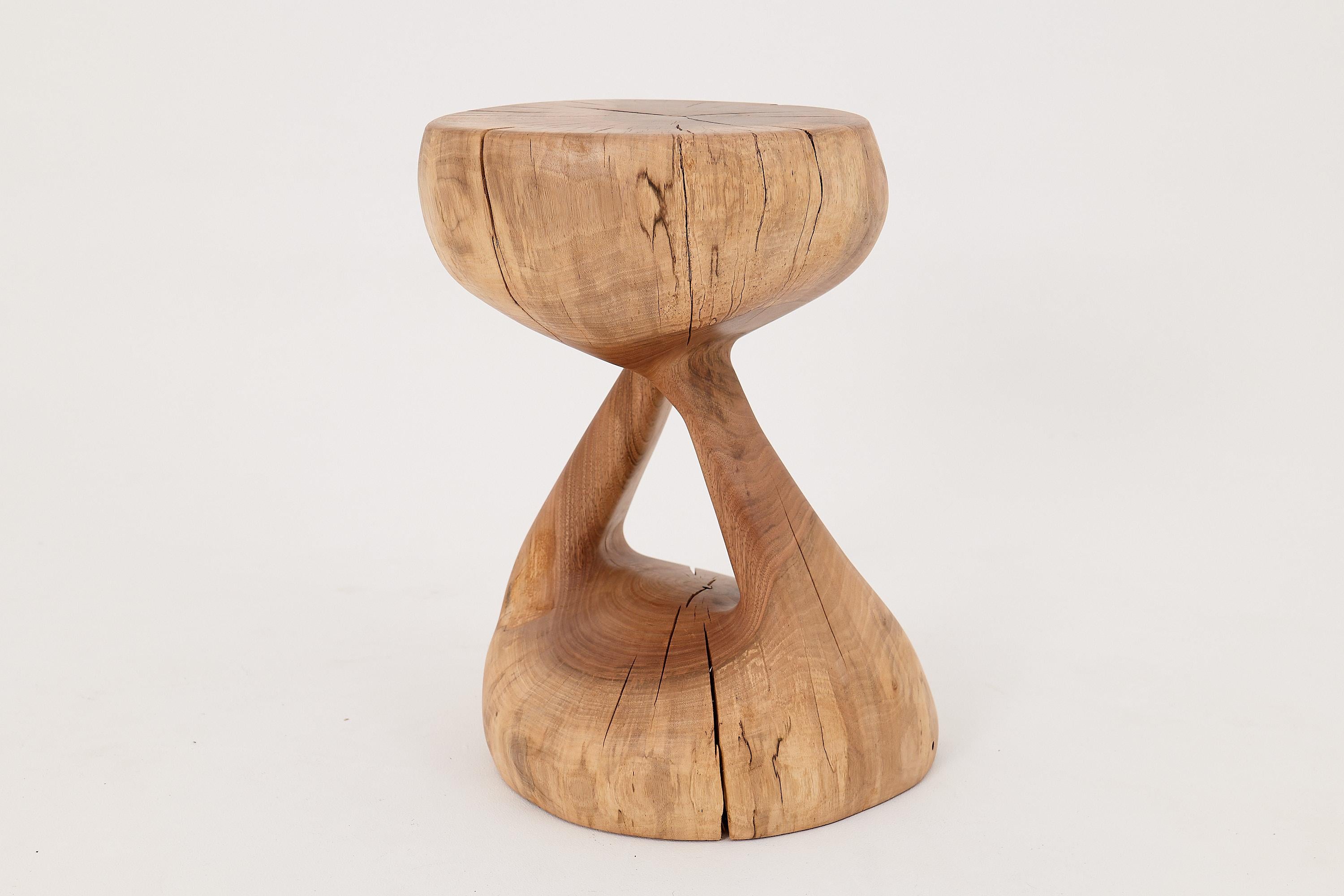 Logniture, Mesa Auxiliar Escultórica de Madera Maciza de Nogal, Original Diseño Contemporáneo en venta 3