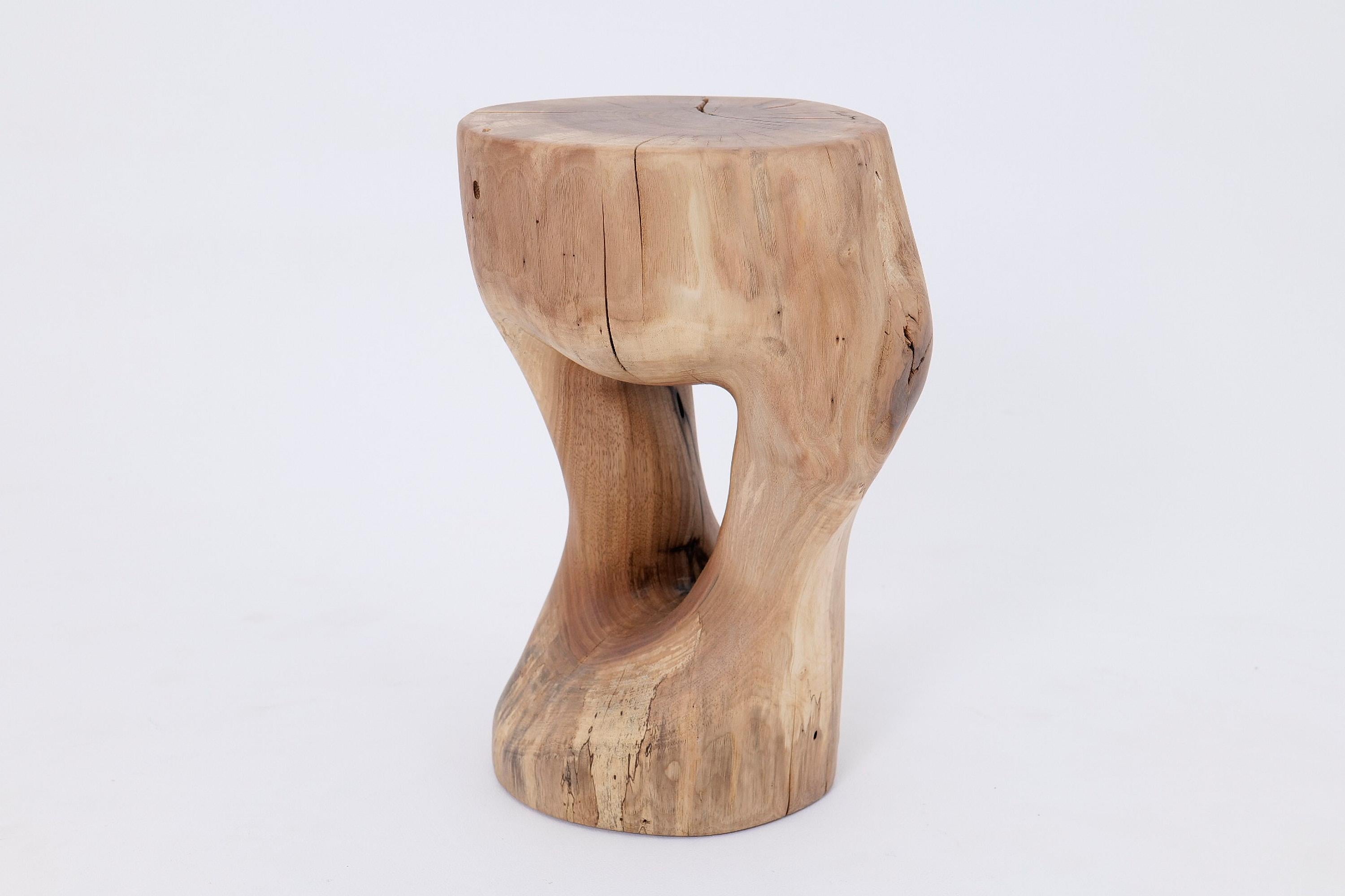 Logniture, table d'appoint sculpturale en bois massif de noyer, design contemporain original en vente 2