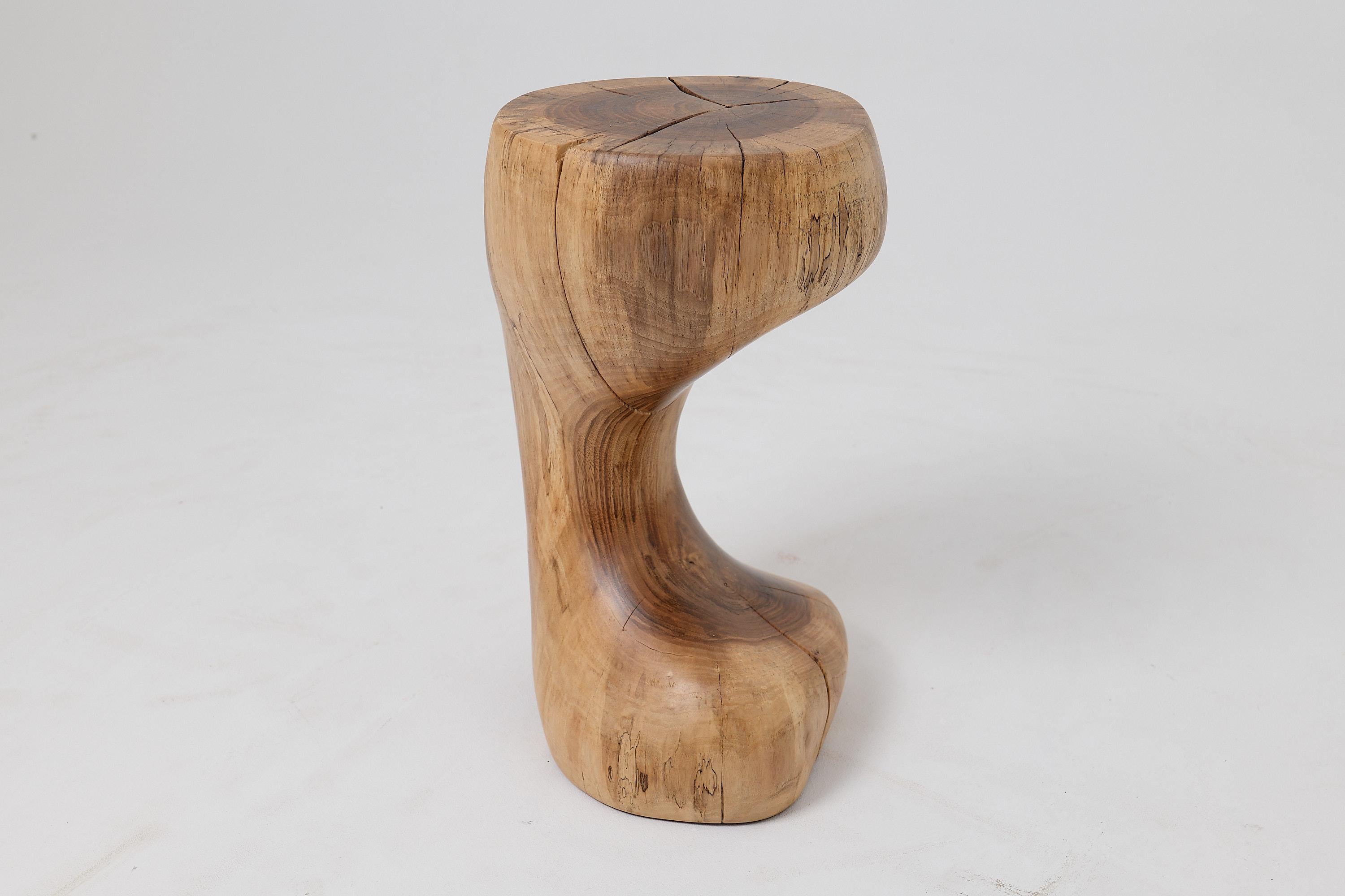 Logniture, Walnut Solid Wood Sculptural Side Table, Original Contemporary Design in vendita 2