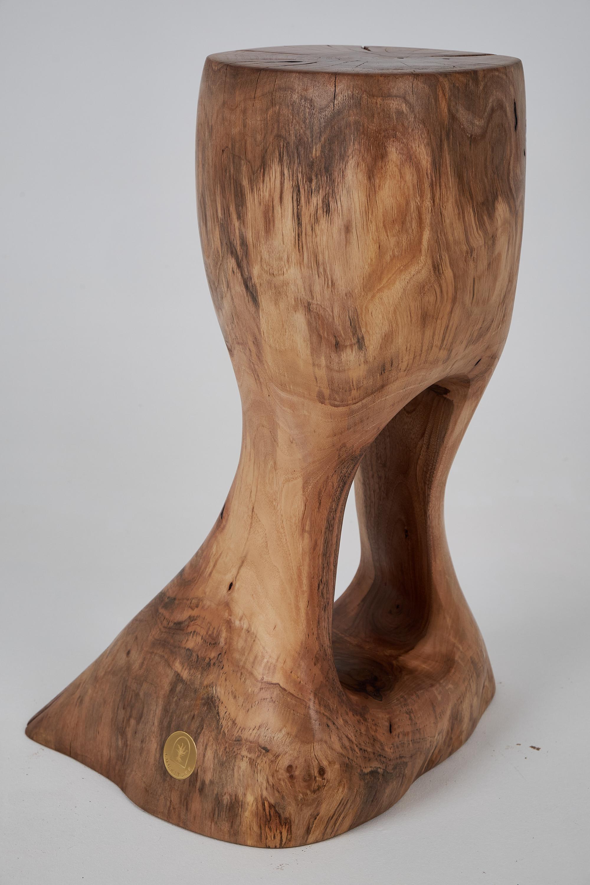 Logniture, Skulpturaler Beistelltisch aus massivem Walnussholz, Original Contemporary Design im Angebot 3