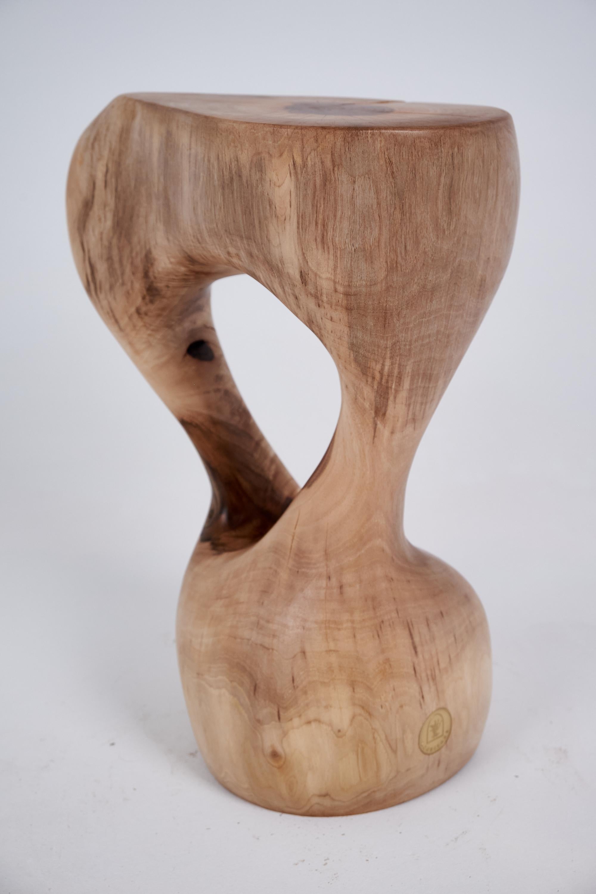 Logniture, Mesa Auxiliar Escultórica de Madera Maciza de Nogal, Original Diseño Contemporáneo 4