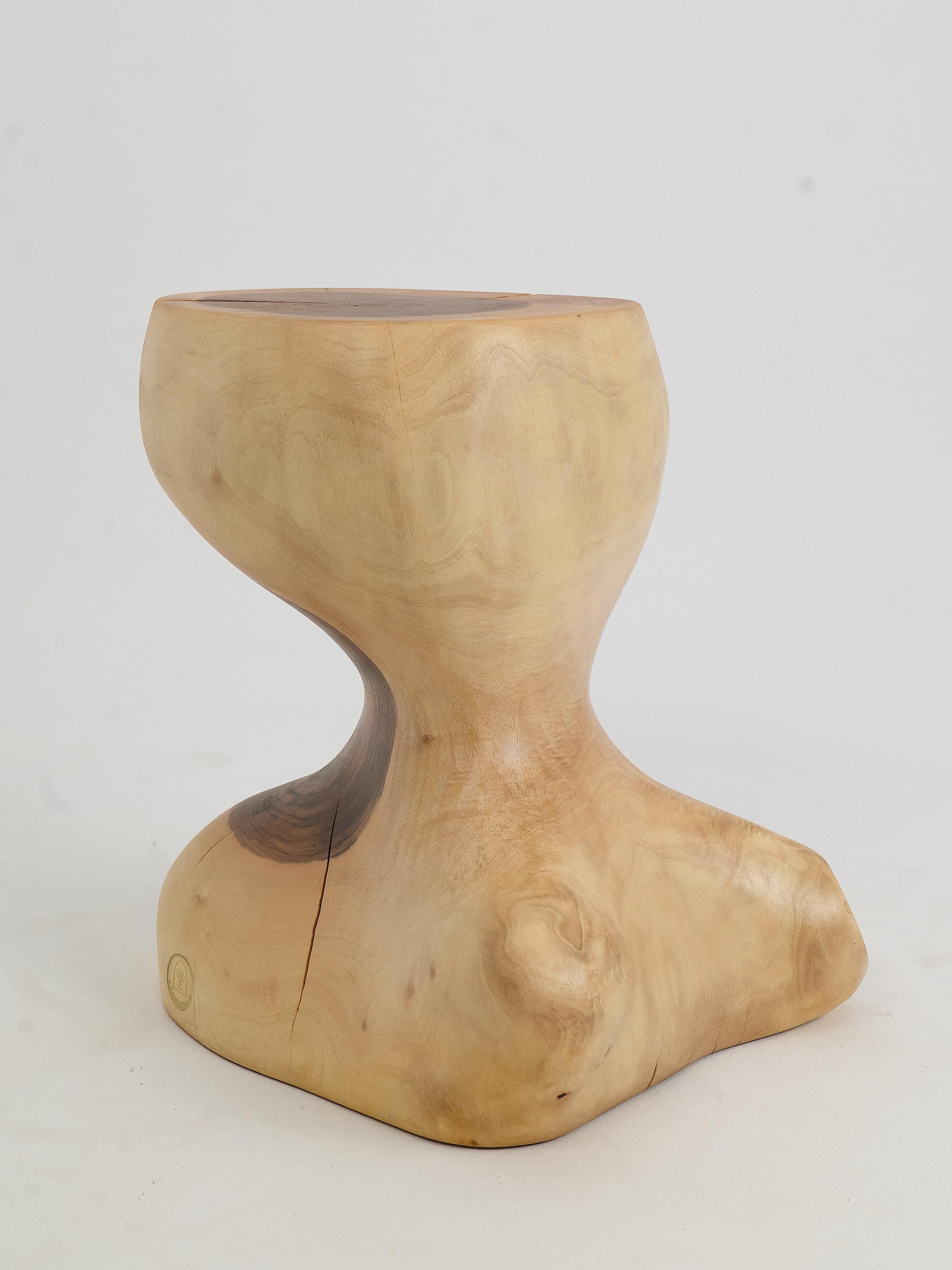 Logniture, Mesa Auxiliar Escultórica de Madera Maciza de Nogal, Original Diseño Contemporáneo en venta 4