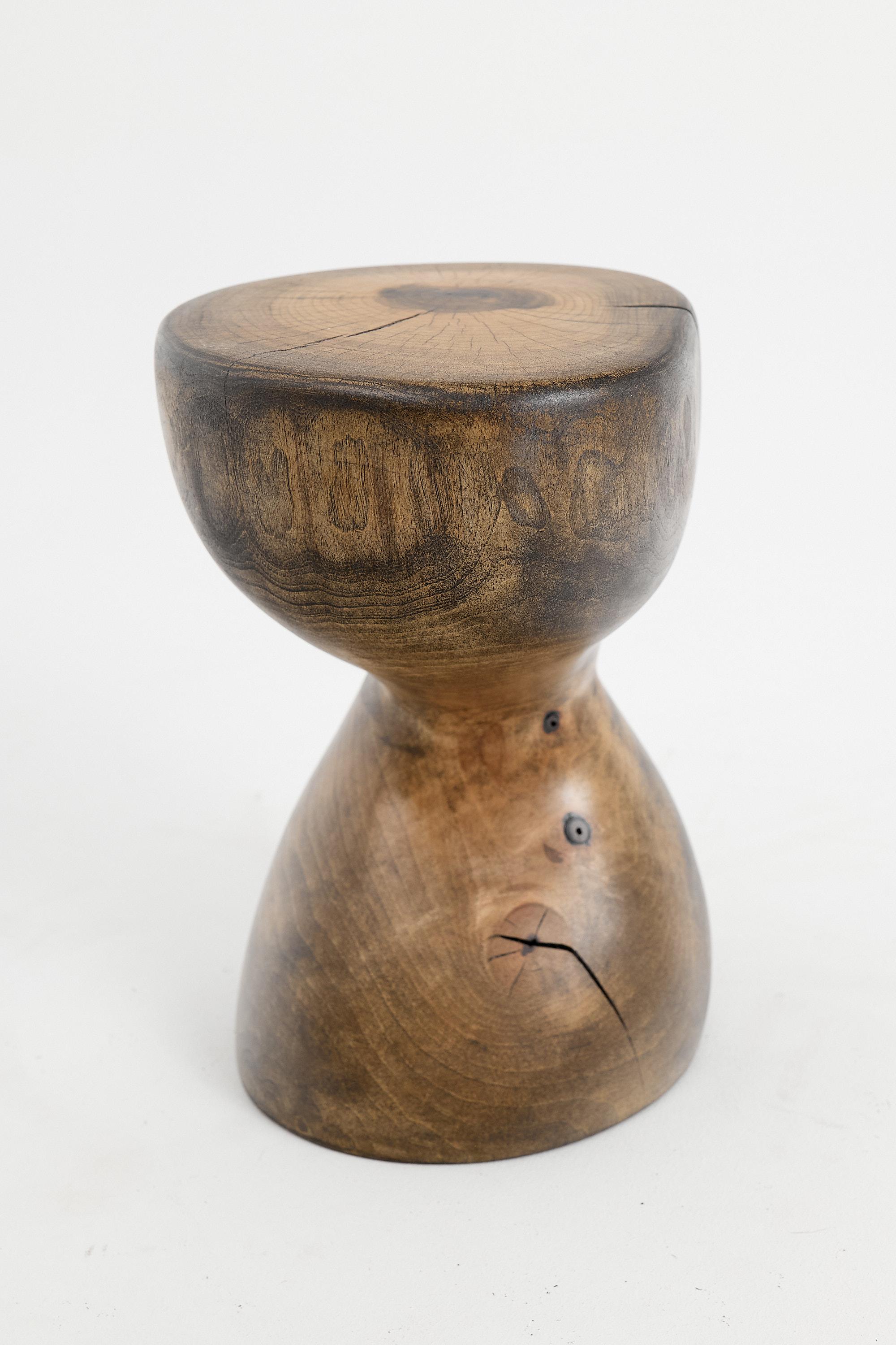 Logniture, Mesa Auxiliar Escultórica de Madera Maciza de Nogal, Original Diseño Contemporáneo en venta 4