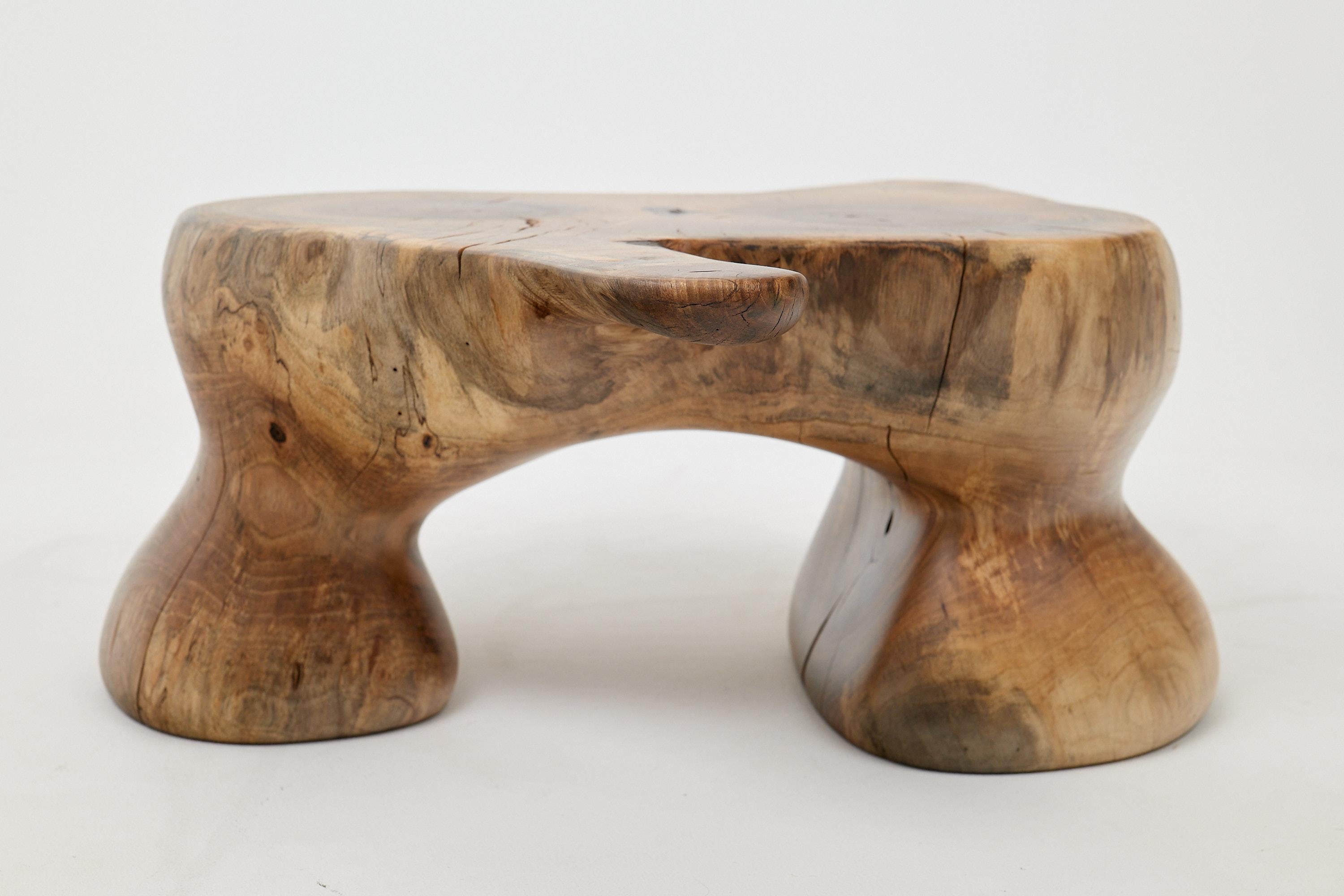 Logniture, Mesa Auxiliar Escultórica de Madera Maciza de Nogal, Original Diseño Contemporáneo en venta 4