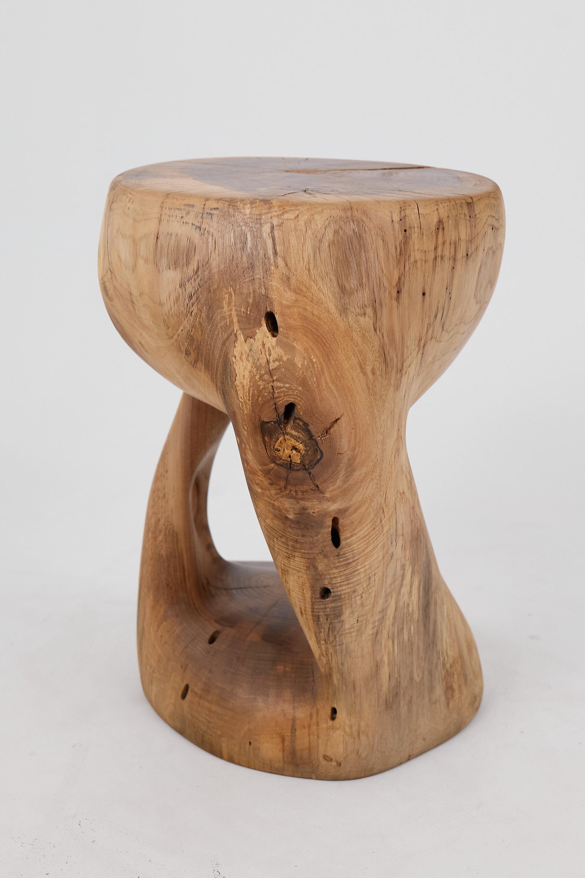 Logniture, Mesa Auxiliar Escultórica de Madera Maciza de Nogal, Original Diseño Contemporáneo 4