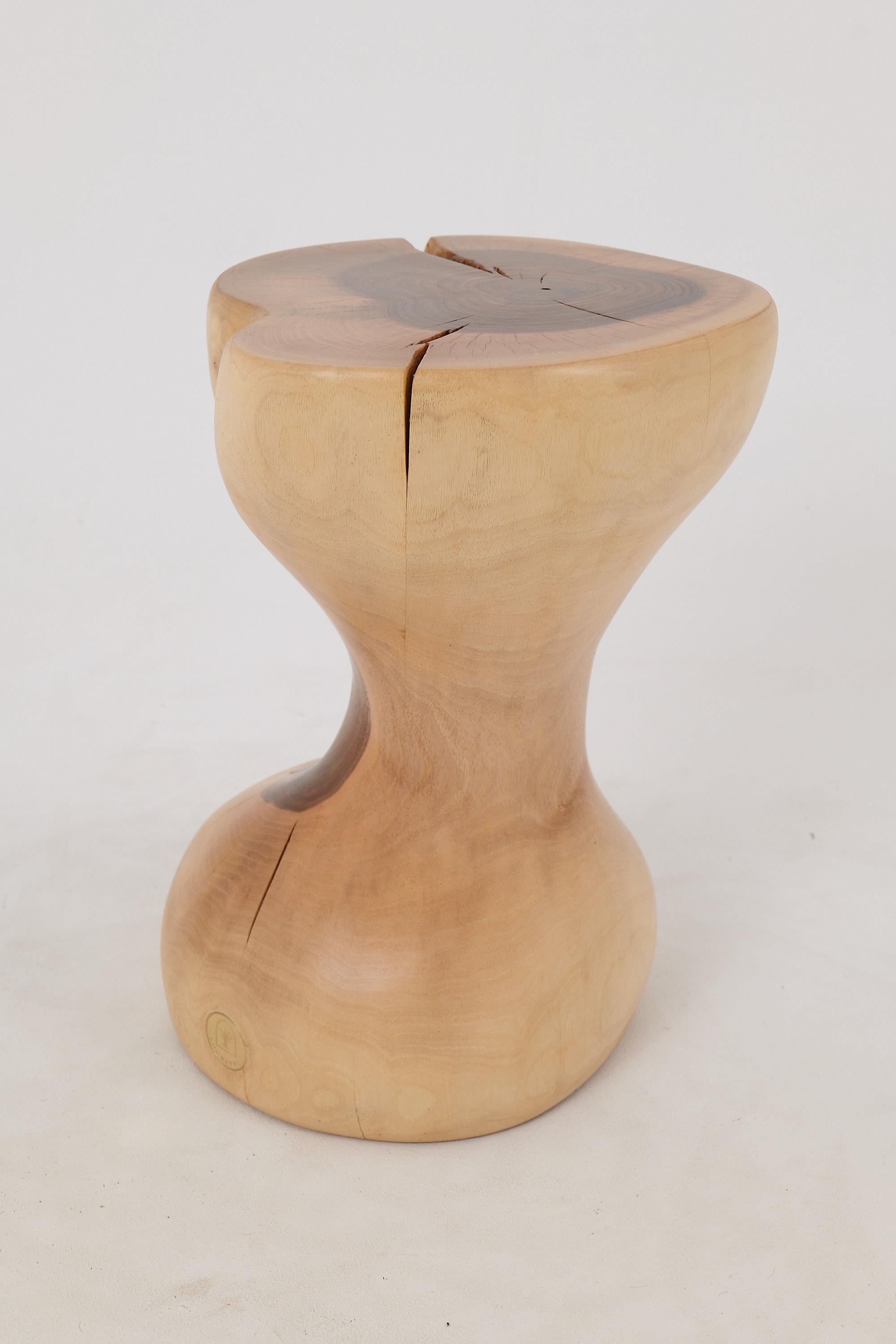 Logniture, Mesa Auxiliar Escultórica de Madera Maciza de Nogal, Original Diseño Contemporáneo en venta 4