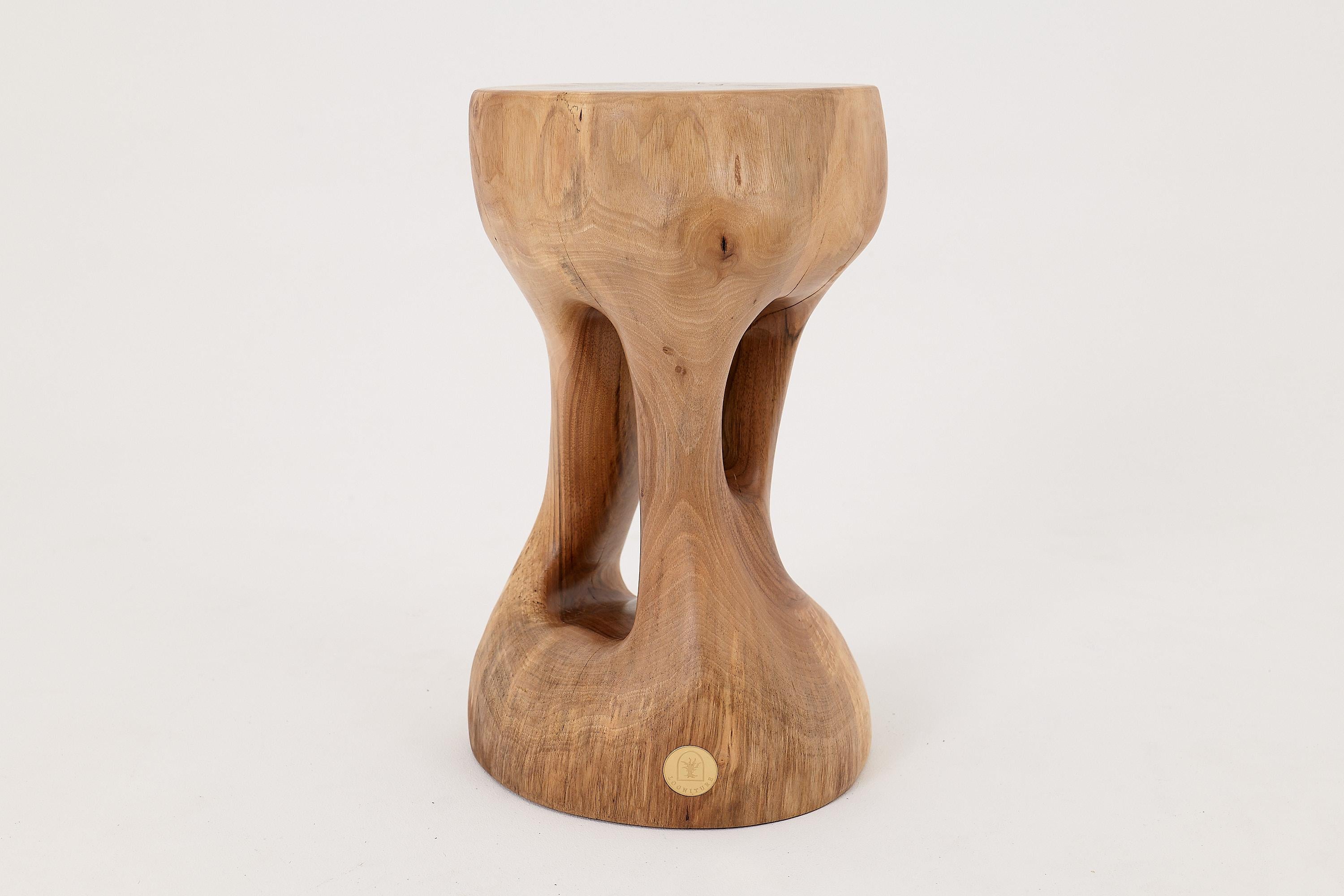 Logniture, Tavolino scultoreo in legno massiccio di noce, design contemporaneo originale in vendita 3