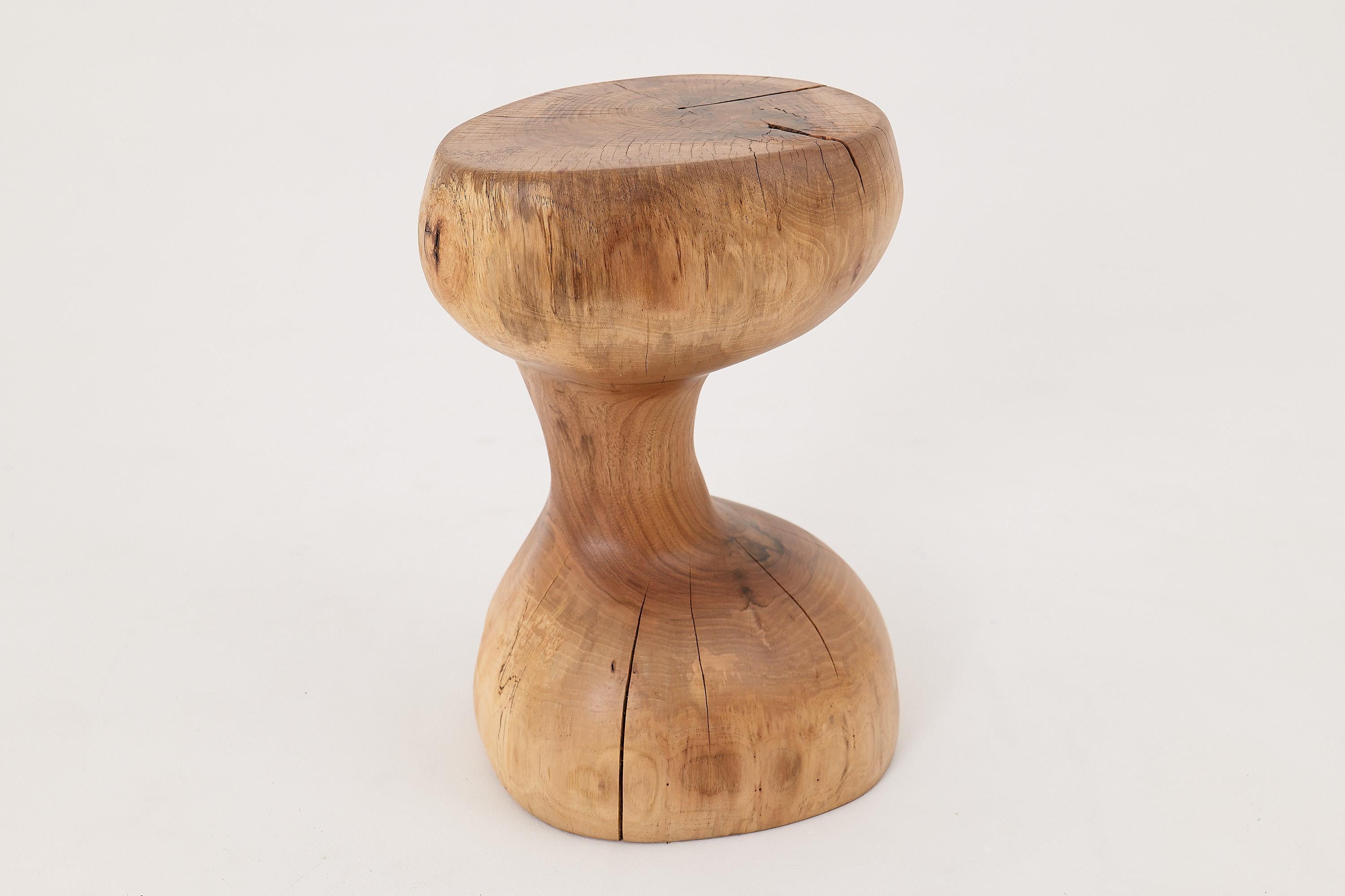 Logniture, Mesa Auxiliar Escultórica de Madera Maciza de Nogal, Original Diseño Contemporáneo en venta 4