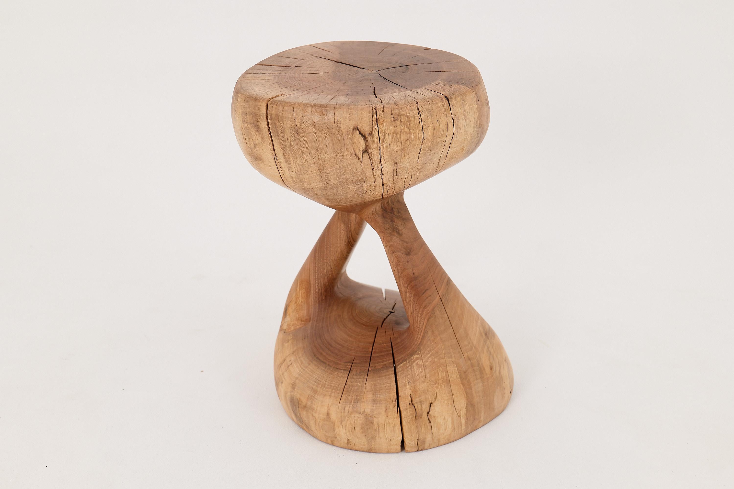 Logniture, Mesa Auxiliar Escultórica de Madera Maciza de Nogal, Original Diseño Contemporáneo en venta 4