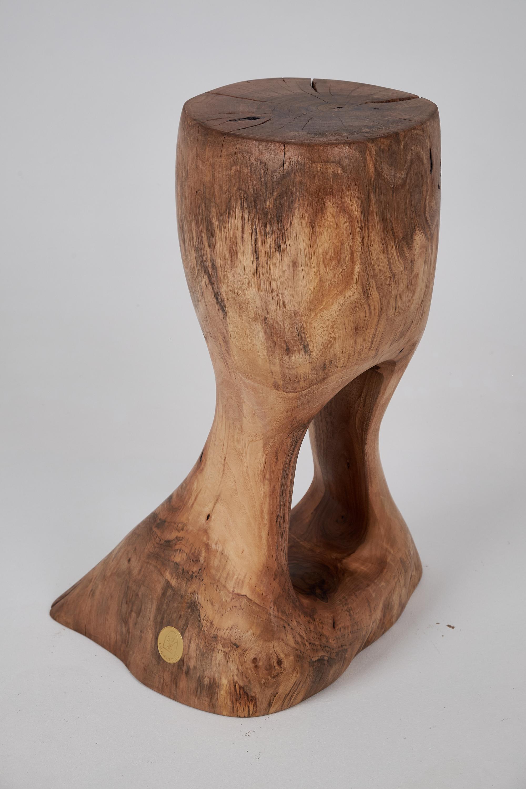Logniture, Skulpturaler Beistelltisch aus massivem Walnussholz, Original Contemporary Design im Angebot 4