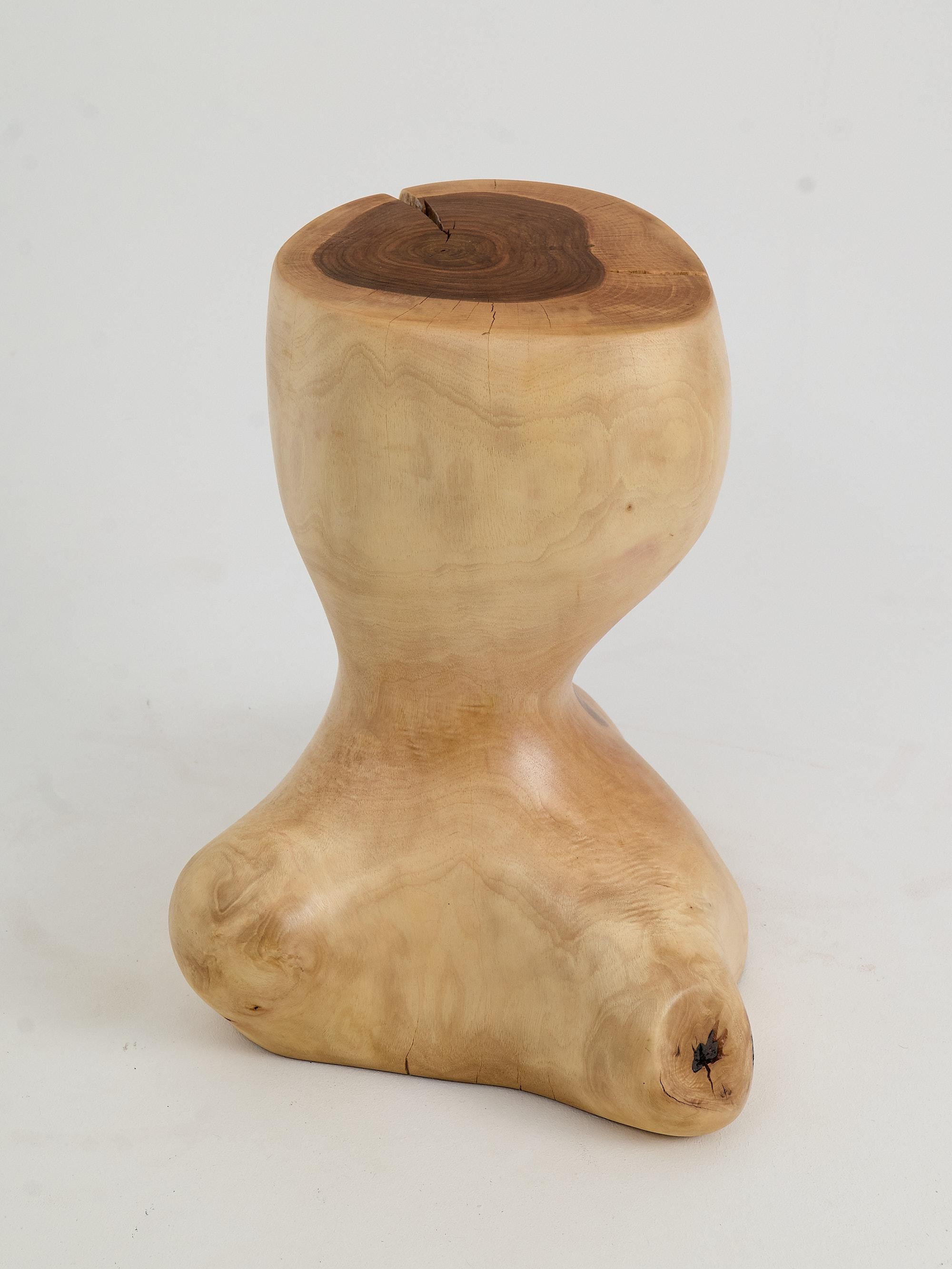 Logniture, Mesa Auxiliar Escultórica de Madera Maciza de Nogal, Original Diseño Contemporáneo en venta 5