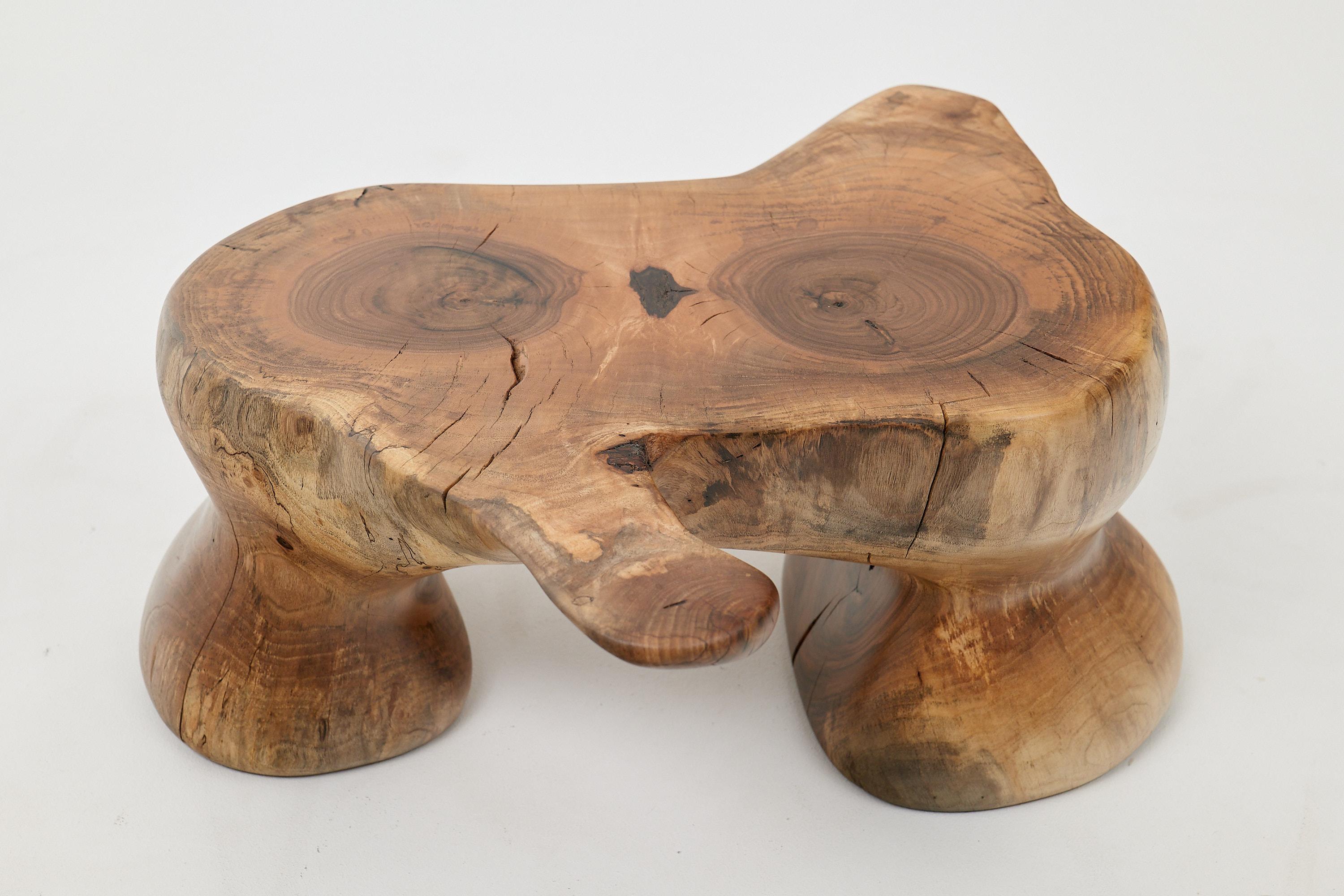 Logniture, Mesa Auxiliar Escultórica de Madera Maciza de Nogal, Original Diseño Contemporáneo en venta 5