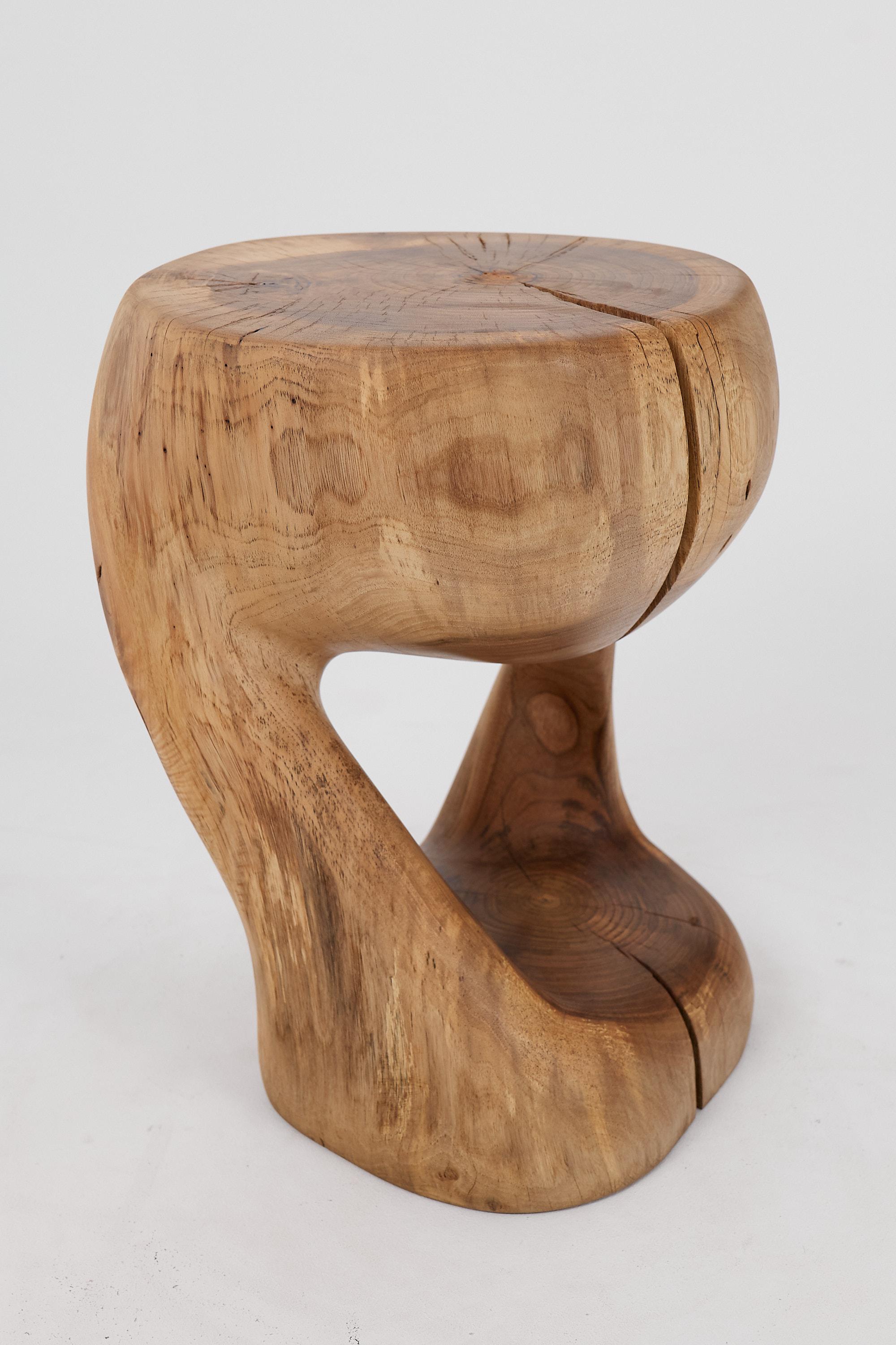 Logniture, Mesa Auxiliar Escultórica de Madera Maciza de Nogal, Original Diseño Contemporáneo 5