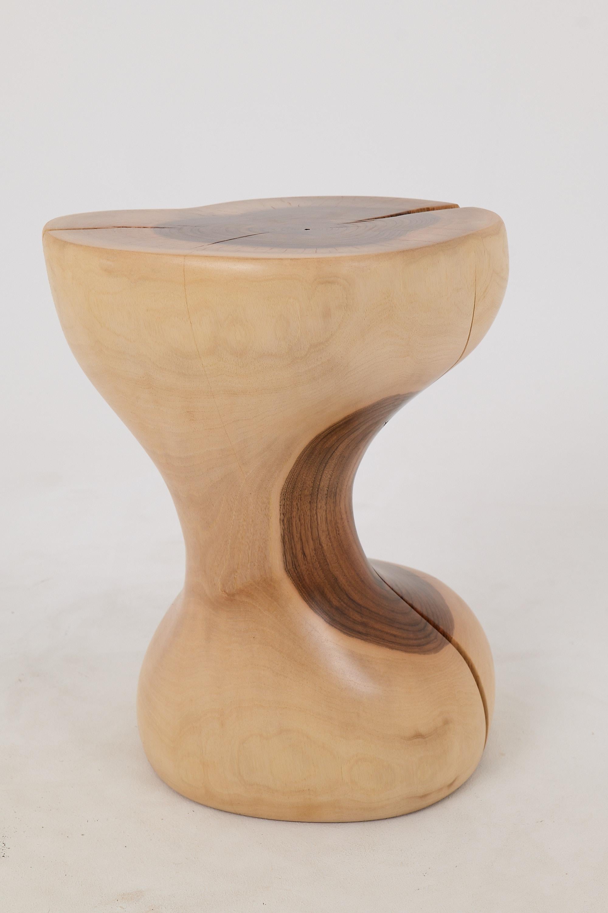 Logniture, Mesa Auxiliar Escultórica de Madera Maciza de Nogal, Original Diseño Contemporáneo en venta 5