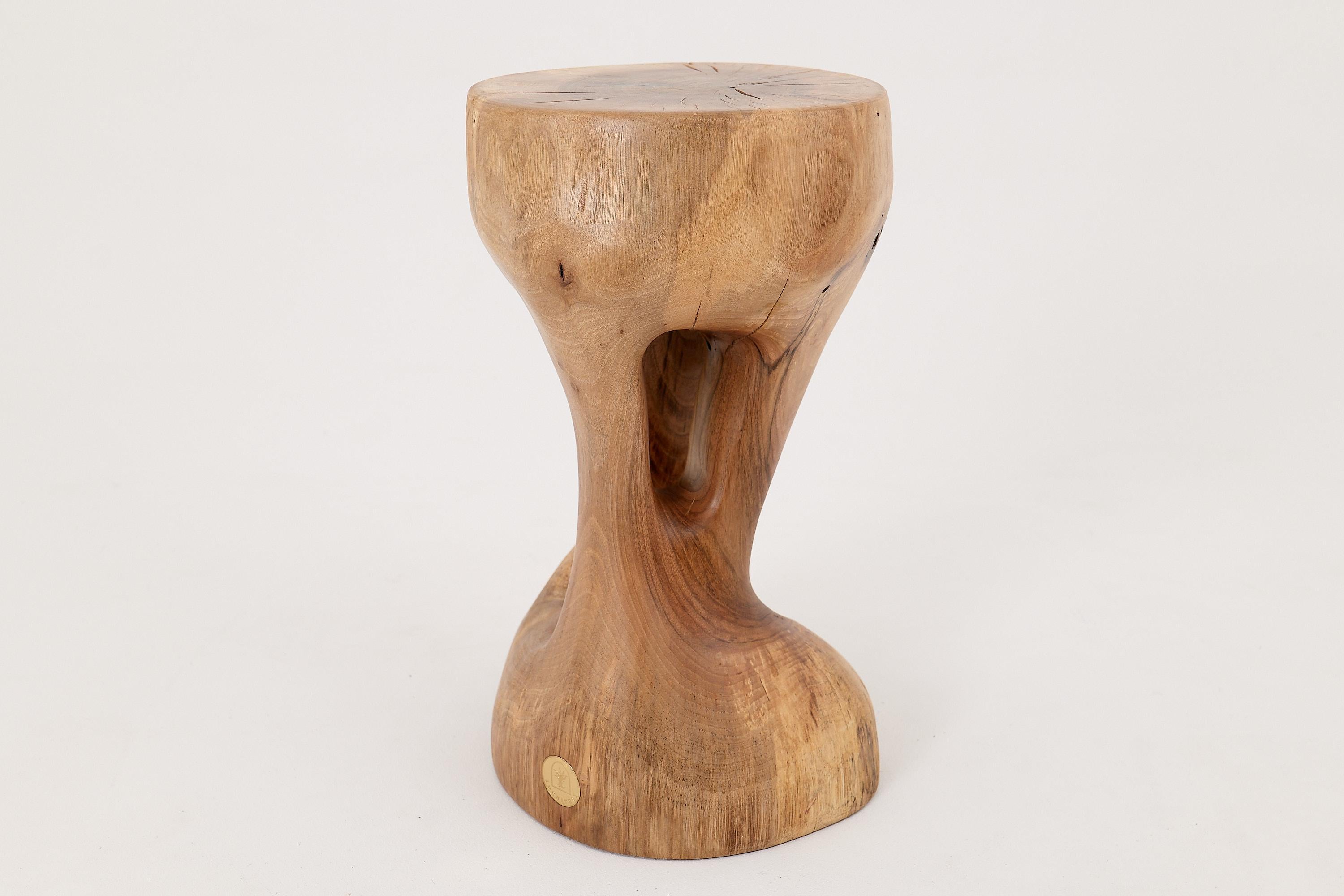Logniture, Tavolino scultoreo in legno massiccio di noce, design contemporaneo originale in vendita 4
