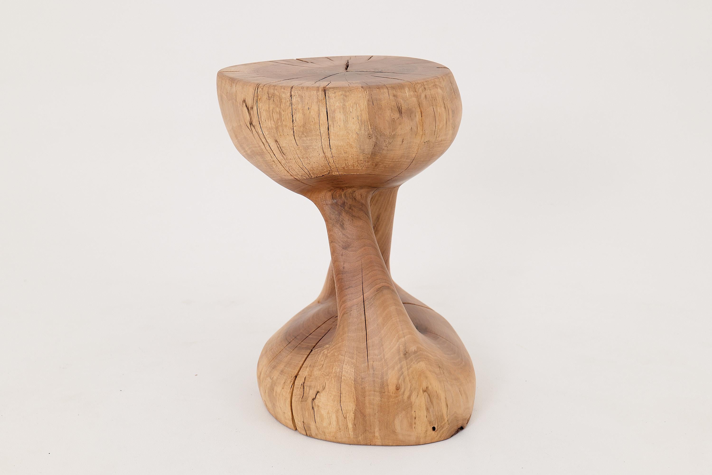 Logniture, Mesa Auxiliar Escultórica de Madera Maciza de Nogal, Original Diseño Contemporáneo en venta 5
