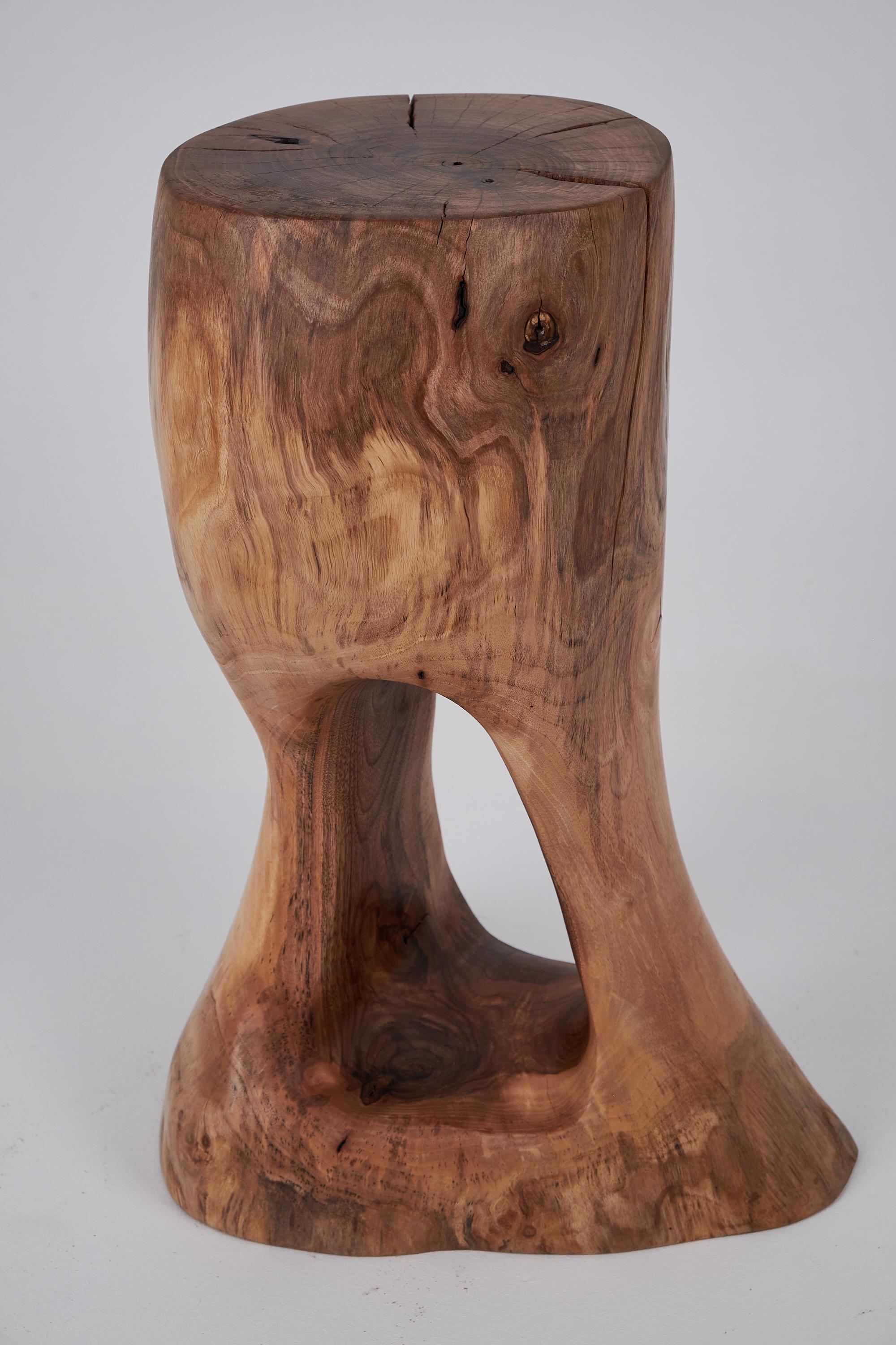 Logniture, Skulpturaler Beistelltisch aus massivem Walnussholz, Original Contemporary Design im Angebot 5