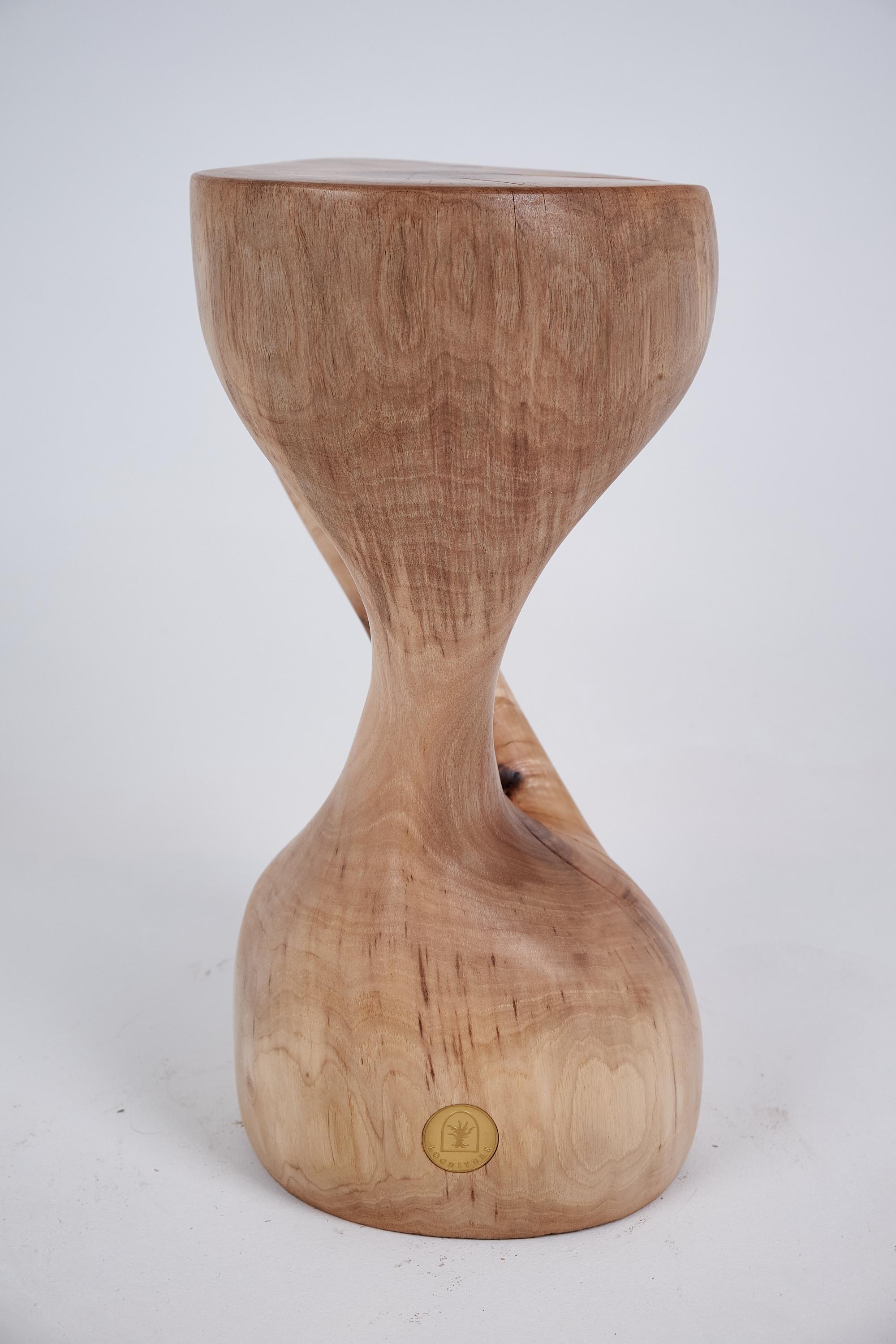 Logniture, Mesa Auxiliar Escultórica de Madera Maciza de Nogal, Original Diseño Contemporáneo 6