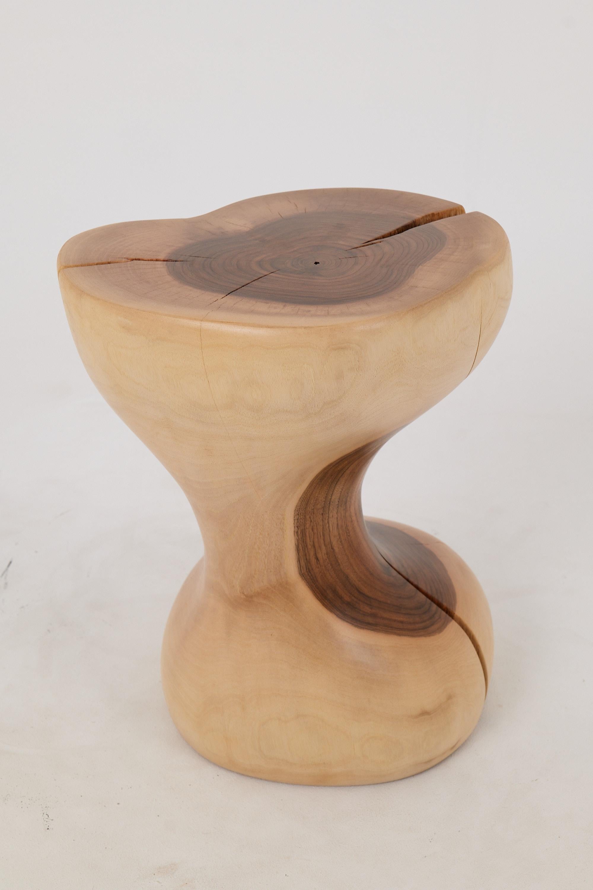 Logniture, Mesa Auxiliar Escultórica de Madera Maciza de Nogal, Original Diseño Contemporáneo en venta 6