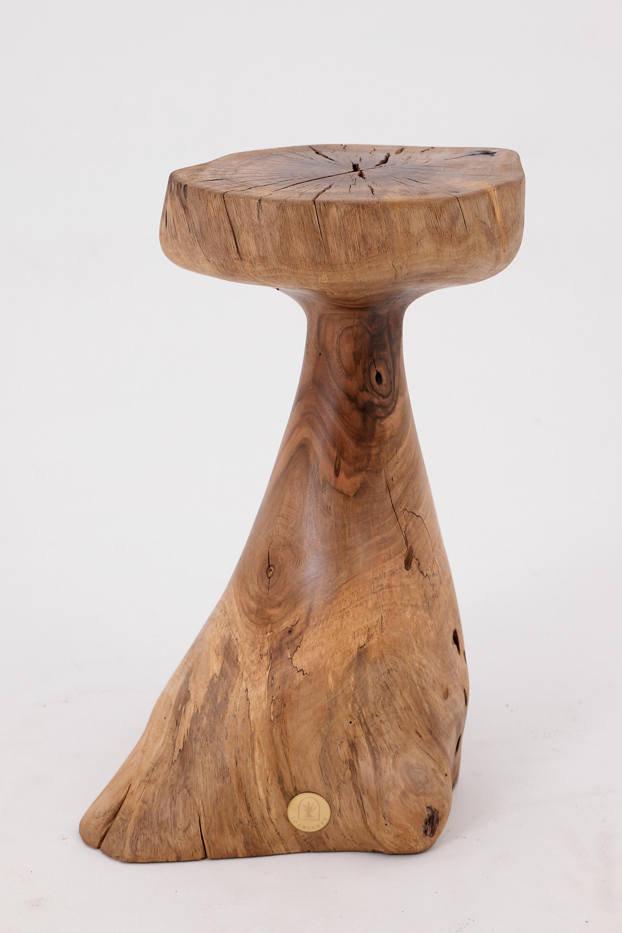 Logniture, table d'appoint sculpturale en bois massif de noyer, design contemporain original en vente 5