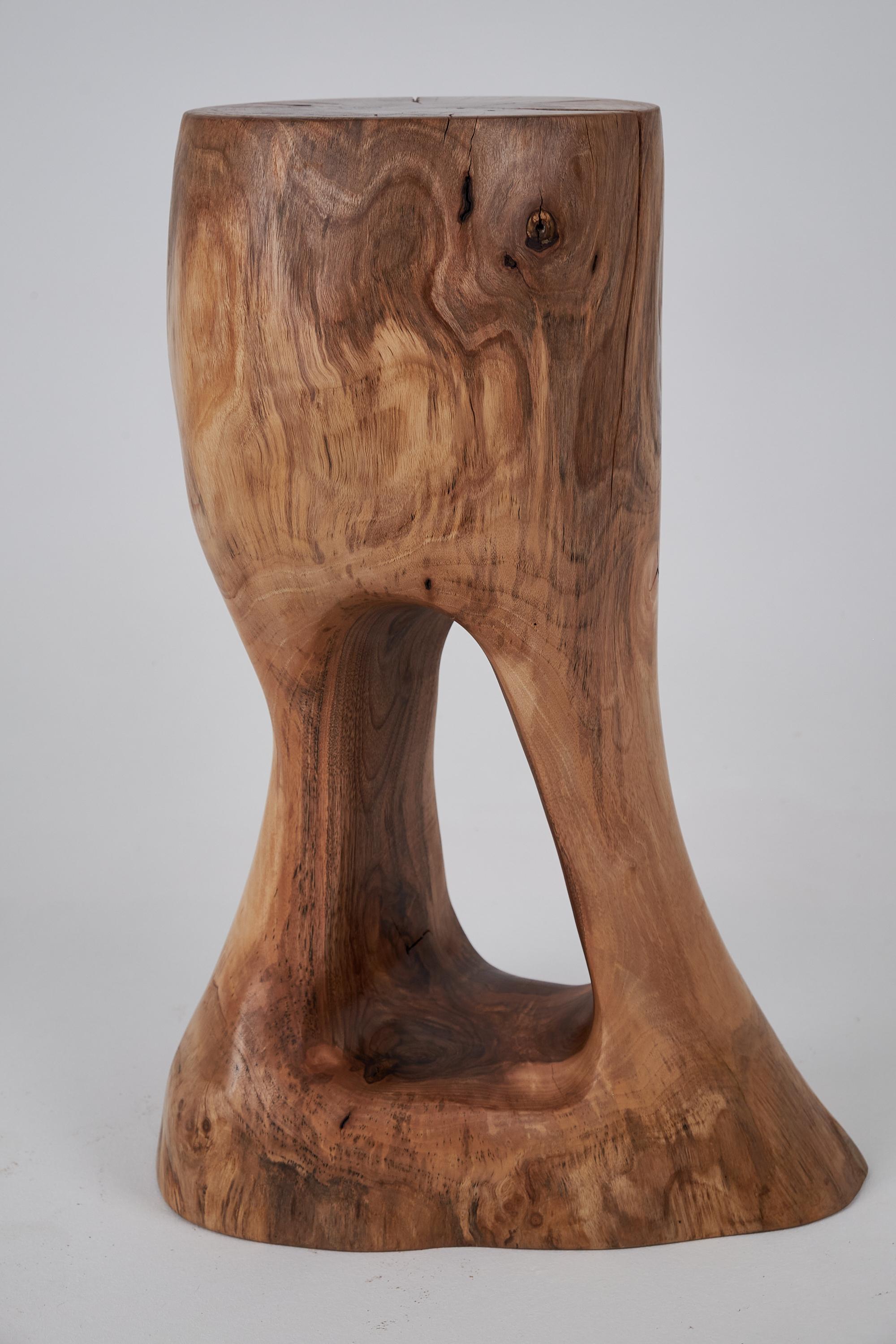 Logniture, Skulpturaler Beistelltisch aus massivem Walnussholz, Original Contemporary Design im Angebot 6