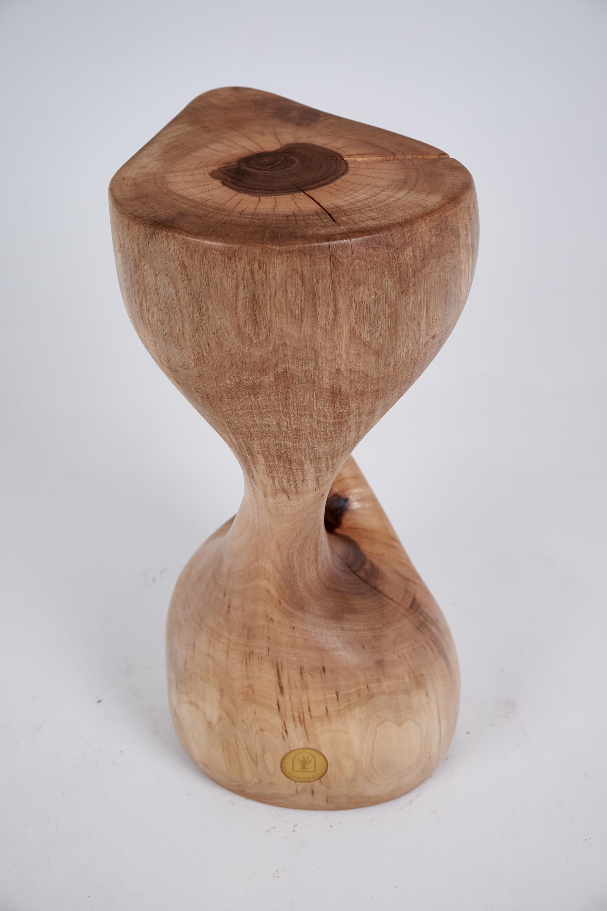 Logniture, Mesa Auxiliar Escultórica de Madera Maciza de Nogal, Original Diseño Contemporáneo 7