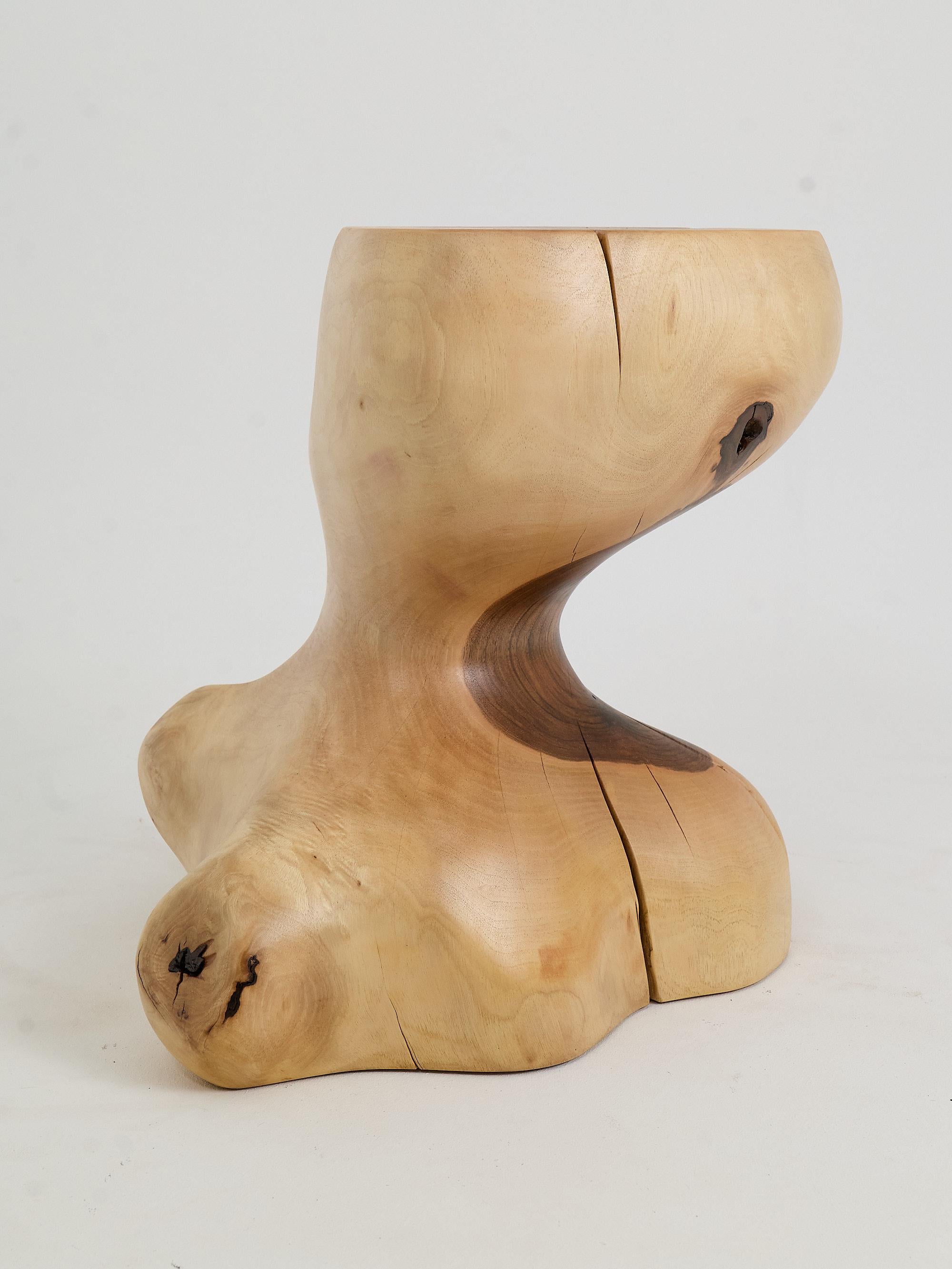 Logniture, Mesa Auxiliar Escultórica de Madera Maciza de Nogal, Original Diseño Contemporáneo en venta 7