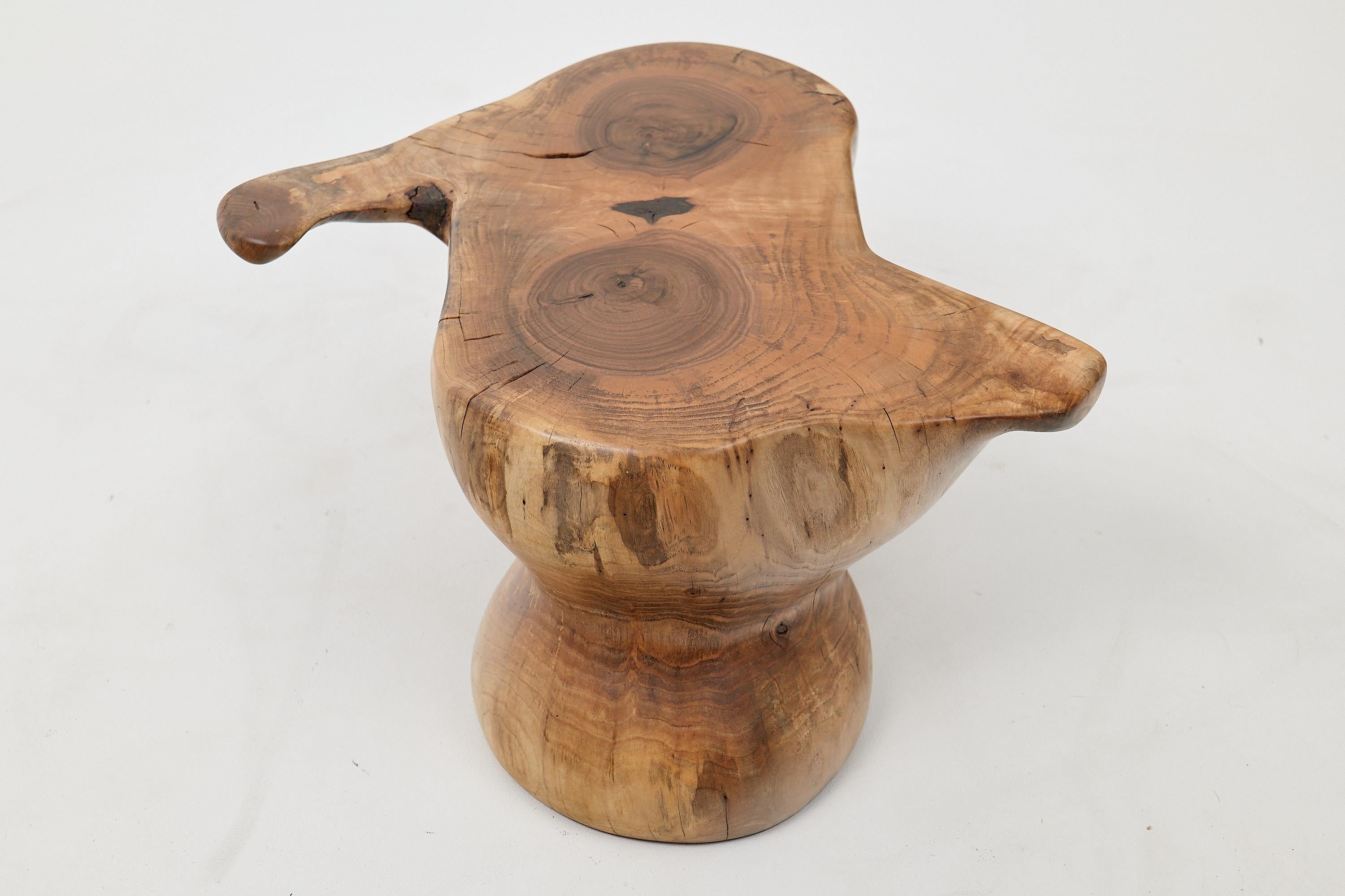 Logniture, Mesa Auxiliar Escultórica de Madera Maciza de Nogal, Original Diseño Contemporáneo en venta 7