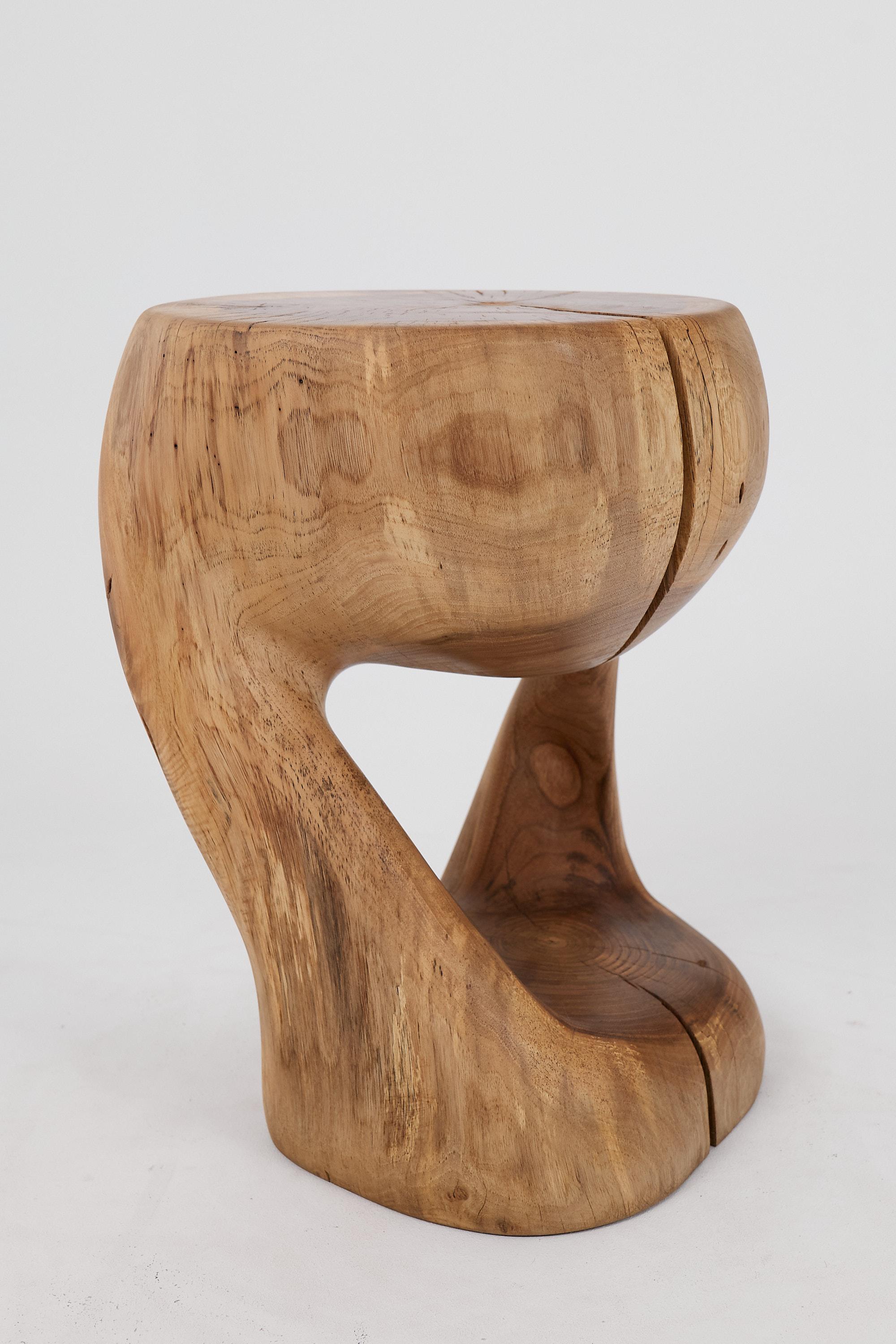 Logniture, Mesa Auxiliar Escultórica de Madera Maciza de Nogal, Original Diseño Contemporáneo 7