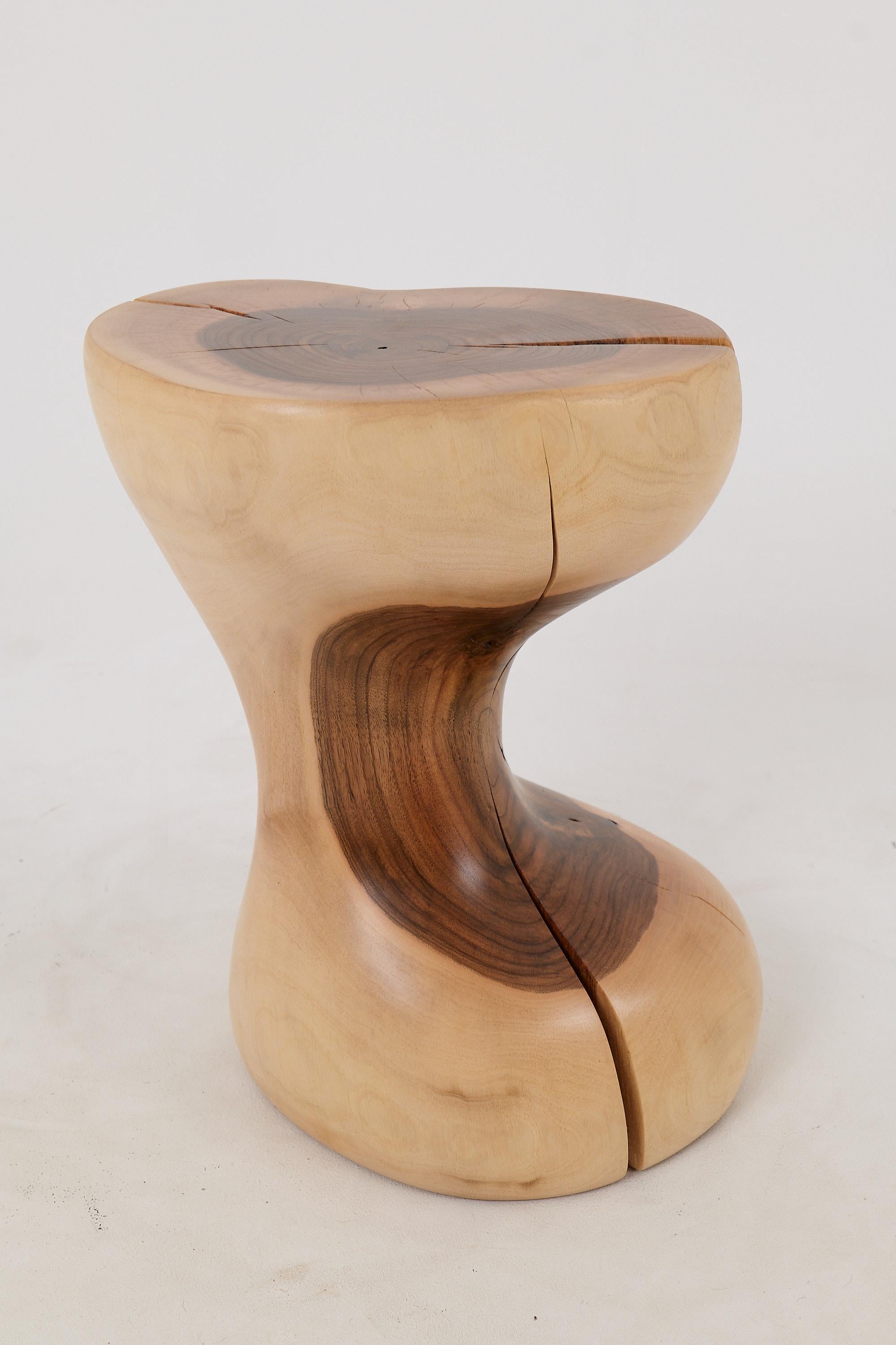 Logniture, Mesa Auxiliar Escultórica de Madera Maciza de Nogal, Original Diseño Contemporáneo en venta 7