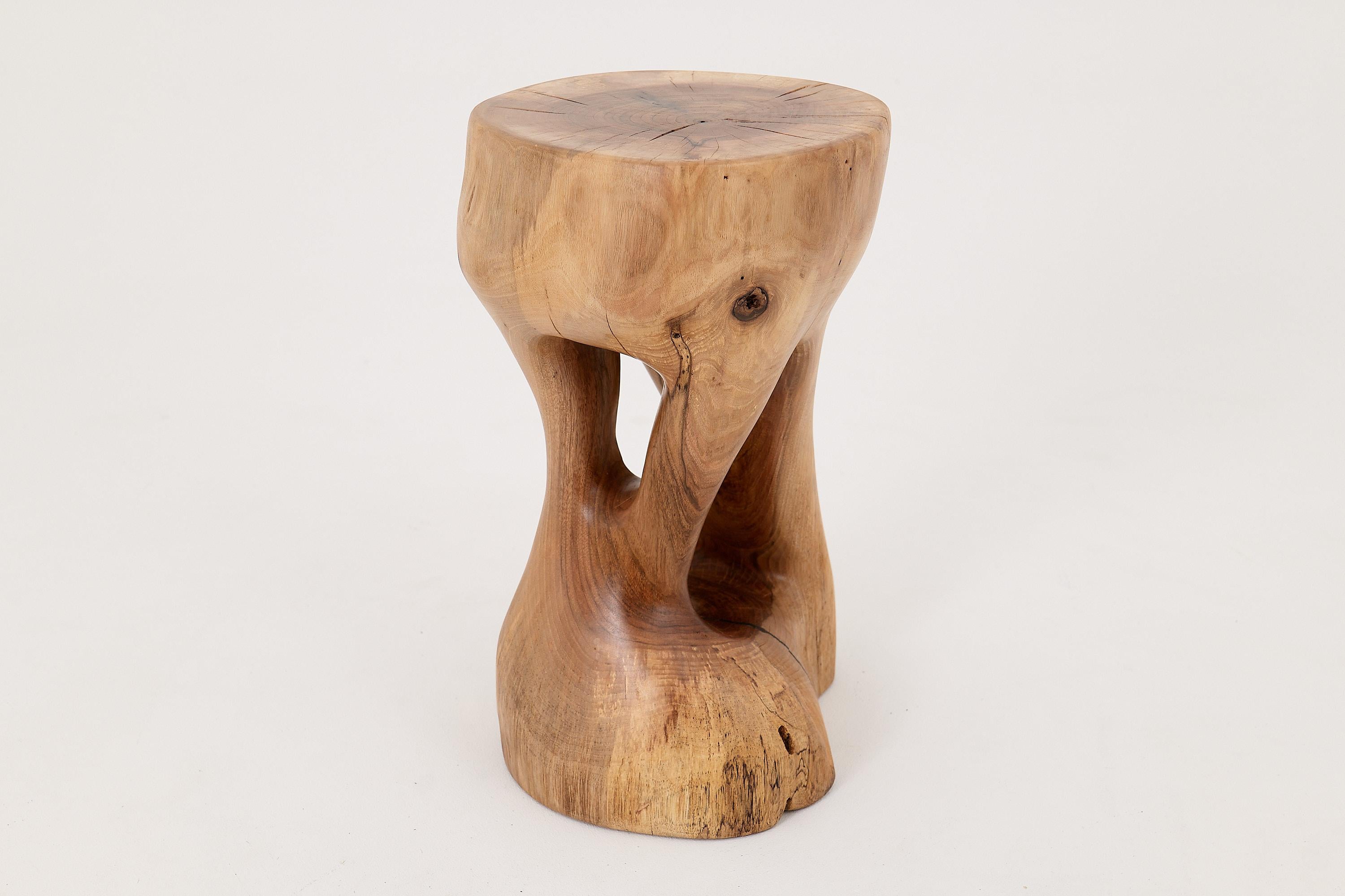 Logniture, Tavolino scultoreo in legno massiccio di noce, design contemporaneo originale in vendita 6