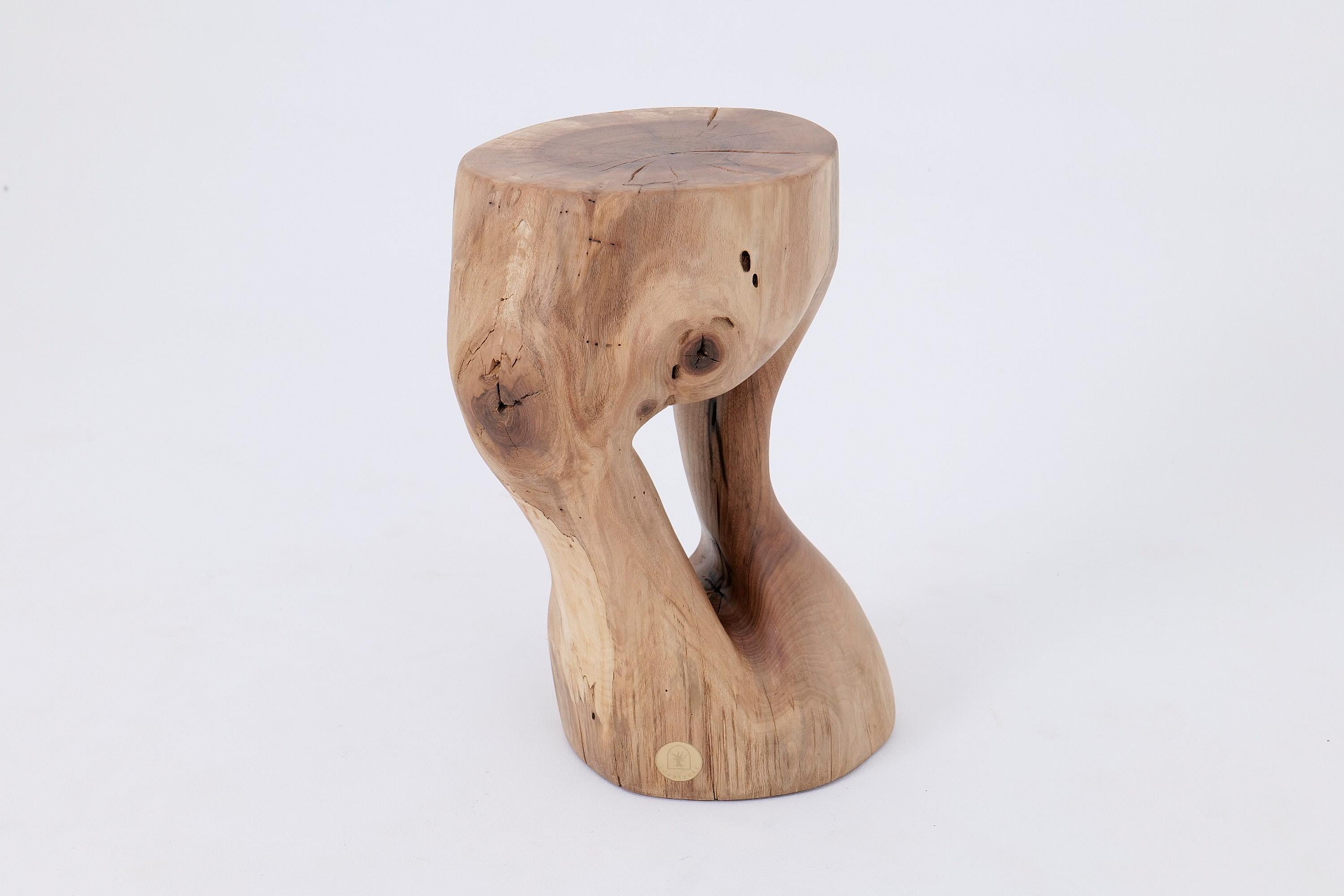 Logniture, table d'appoint sculpturale en bois massif de noyer, design contemporain original en vente 6