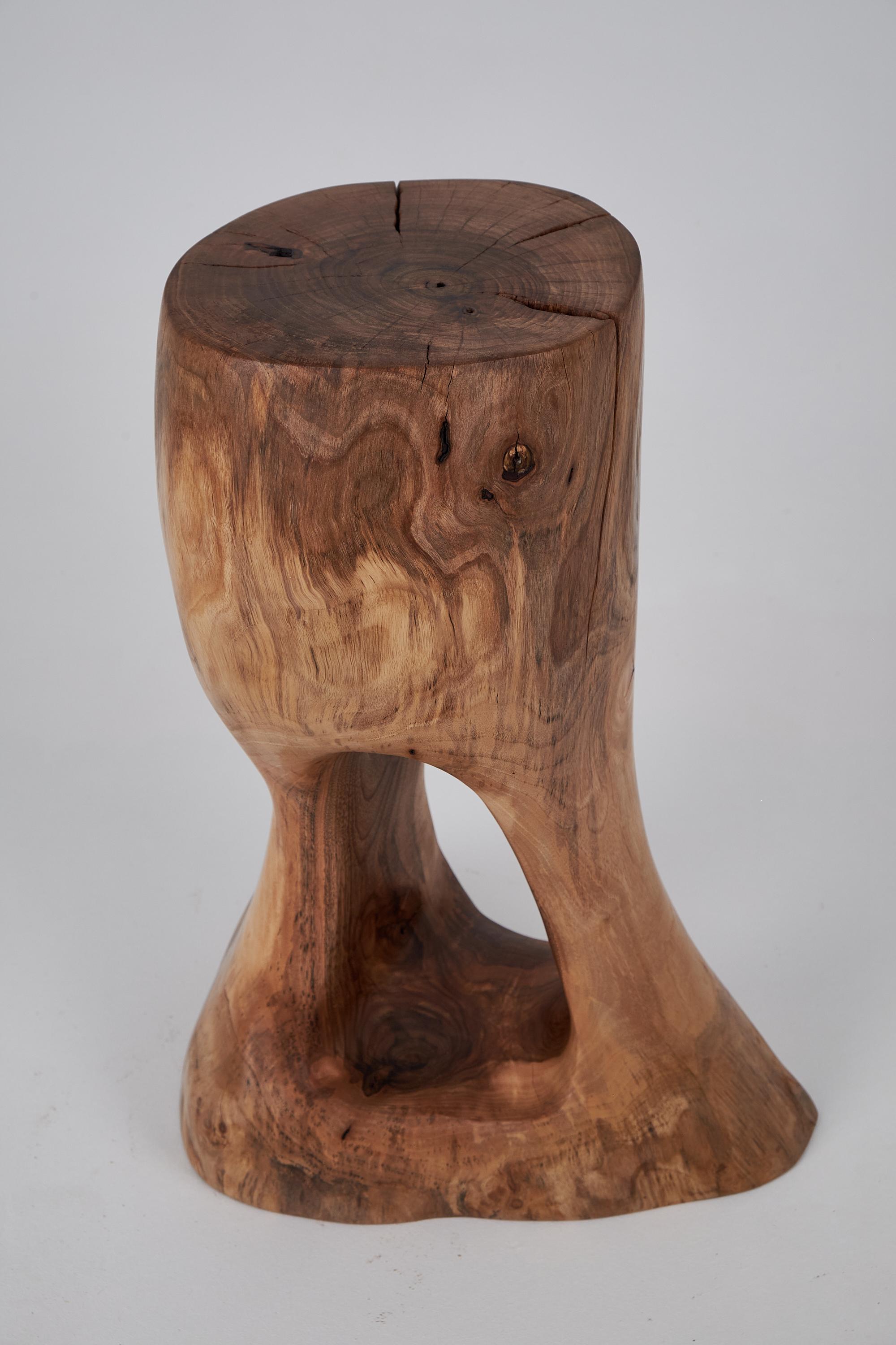 Logniture, Skulpturaler Beistelltisch aus massivem Walnussholz, Original Contemporary Design im Angebot 7