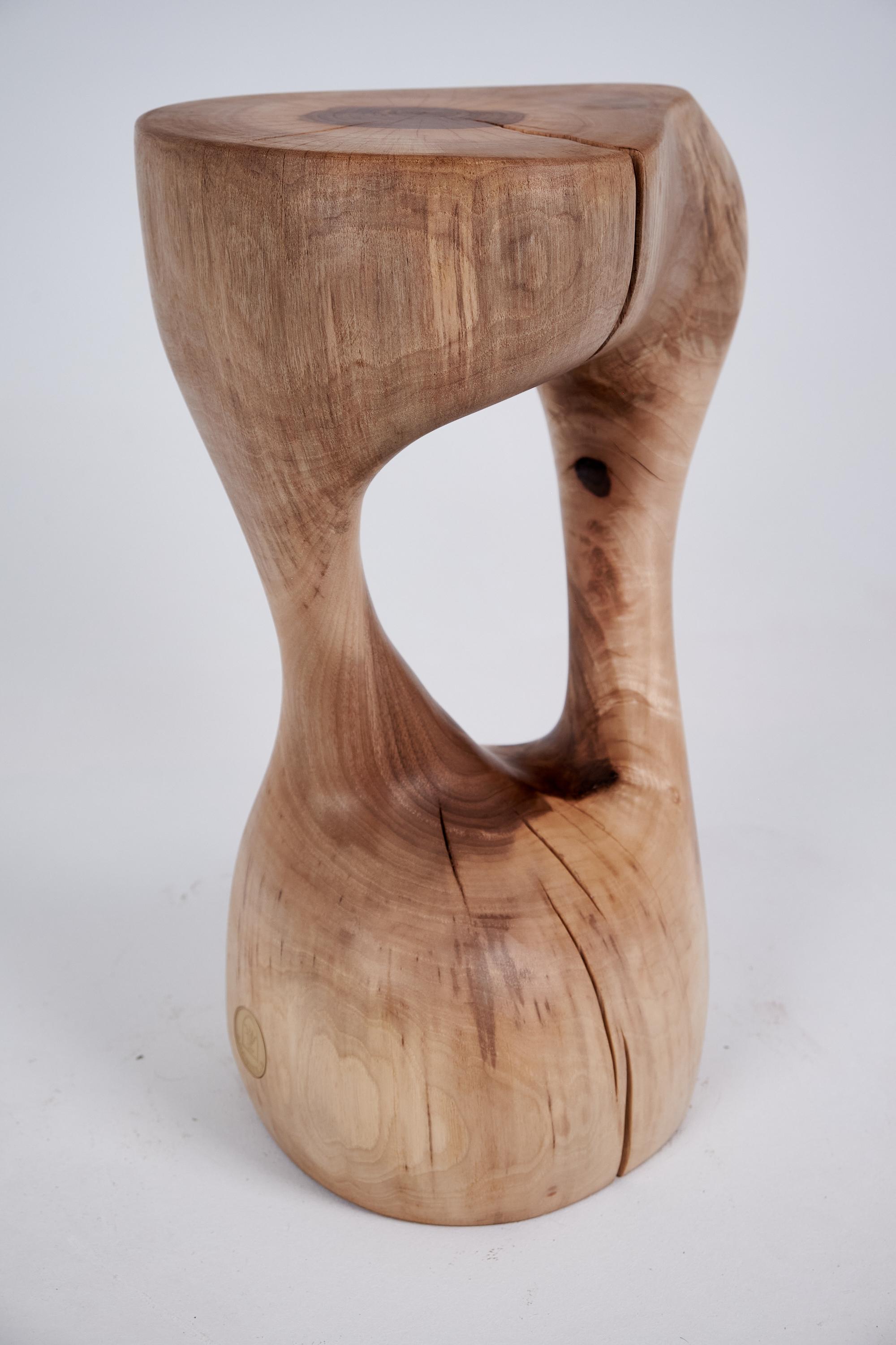 Logniture, Mesa Auxiliar Escultórica de Madera Maciza de Nogal, Original Diseño Contemporáneo 8